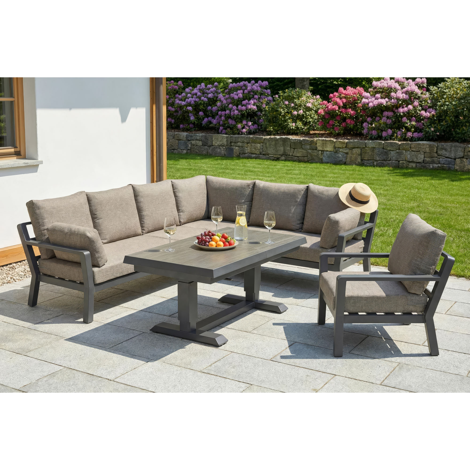 Mehrteilige Sofagruppe mit Tisch im Außenbereich auf einer Terrasse