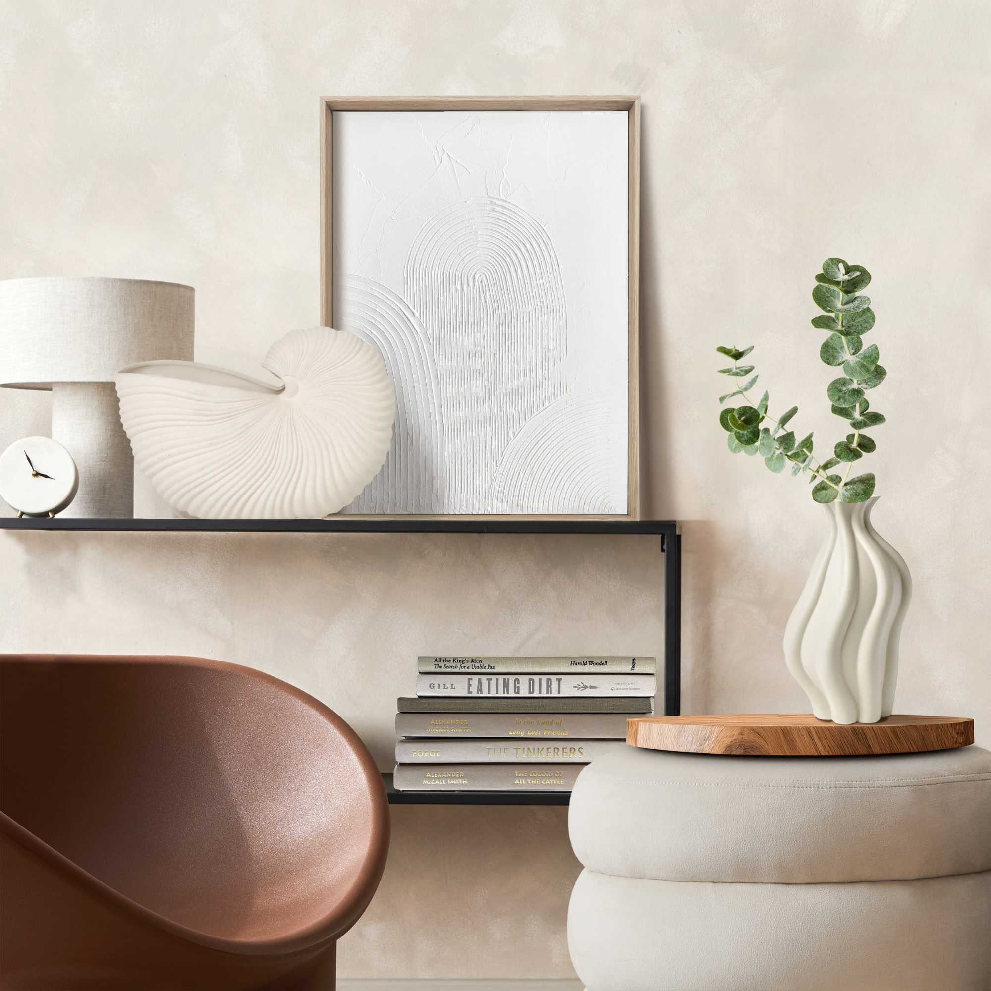 Das Wandbild „Arches“ in Weiß, 30 × 40 cm, hängt in einem eingerichteten Wohnraum und zeigt die Größenwirkung an der Wand.