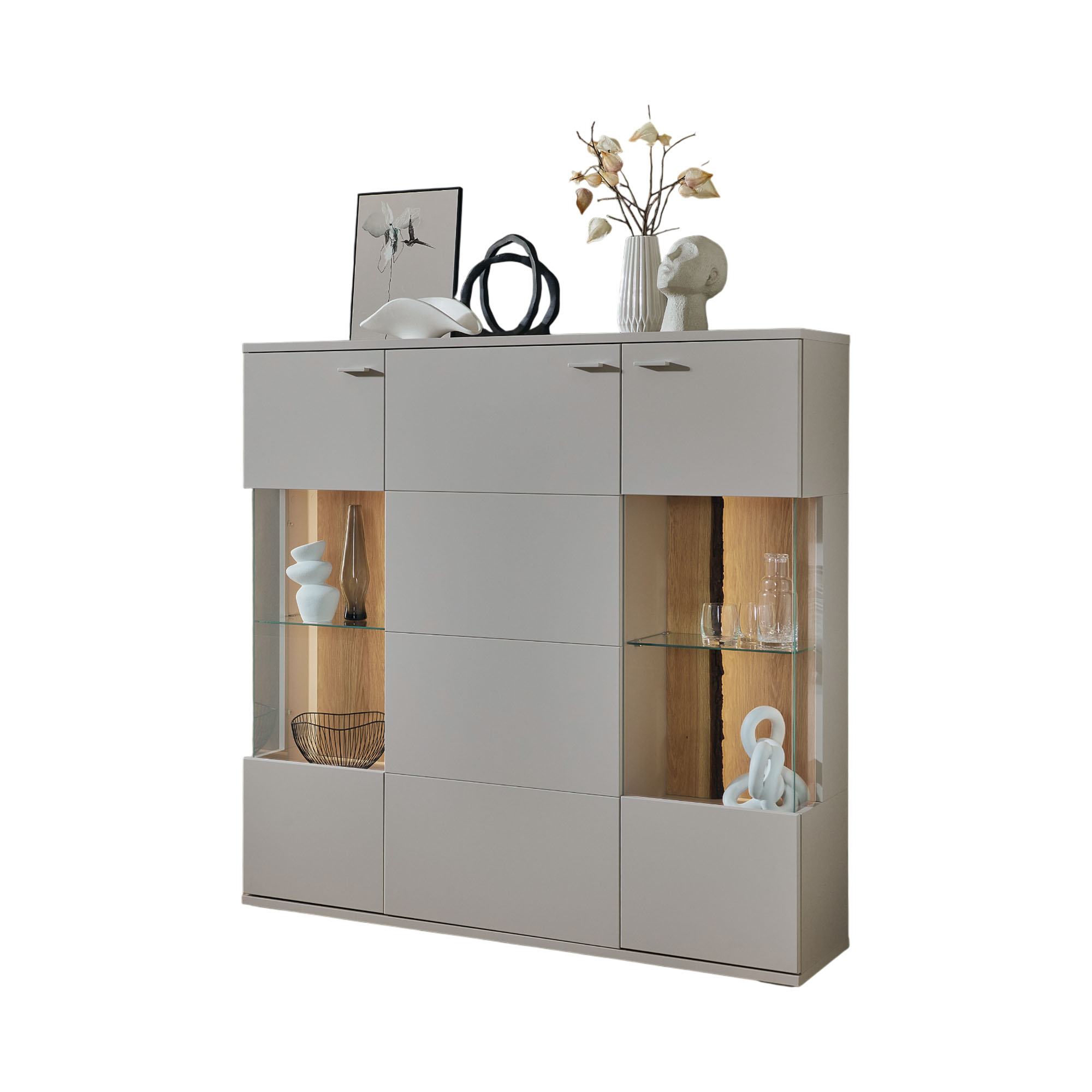 Highboard in Weiß mit zwei beleuchteten Glasfächern seitlichen Holzelementen und geschlossenen Türen