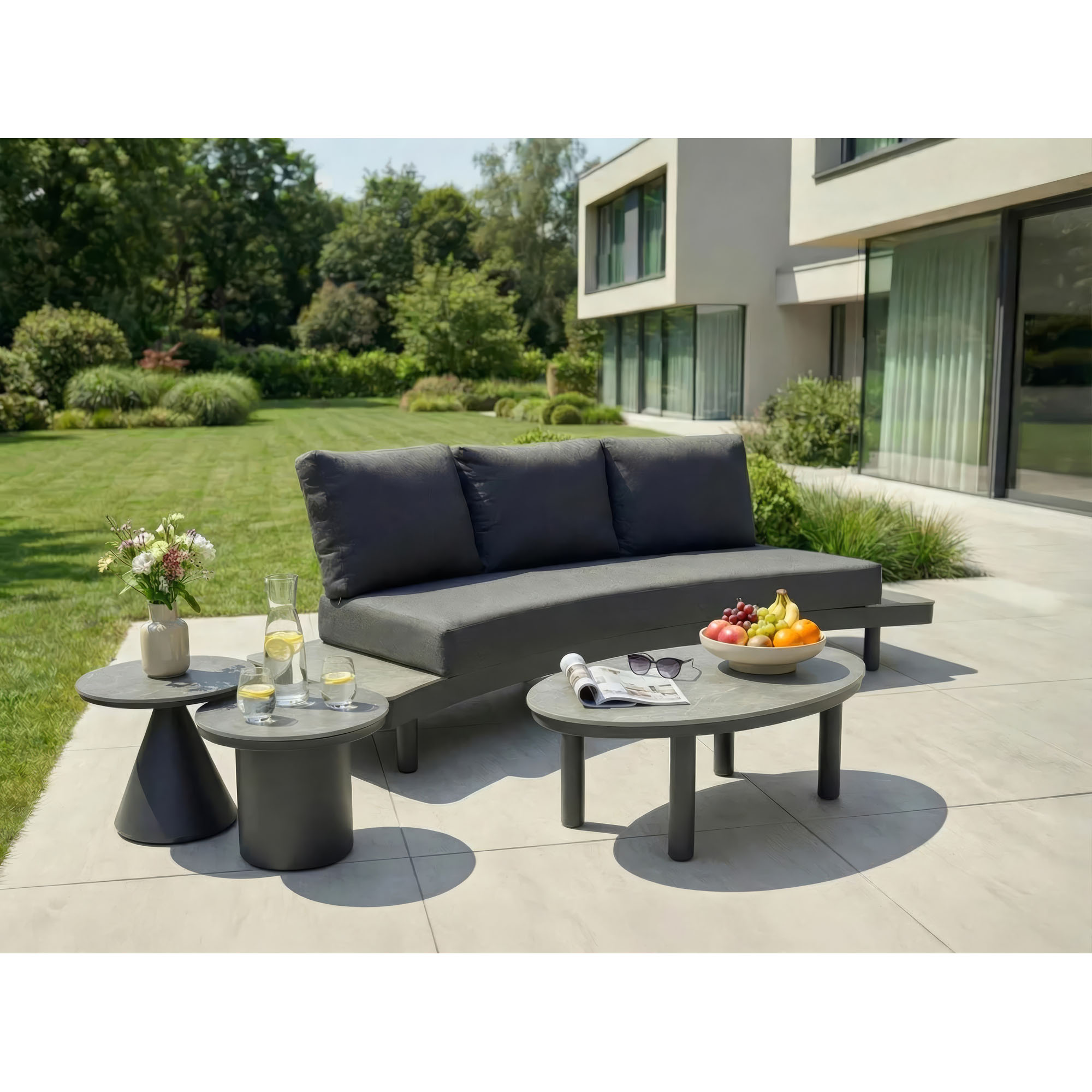 Runder Gartentisch auf einer Terrasse mit Sitzmöbeln im Außenbereich