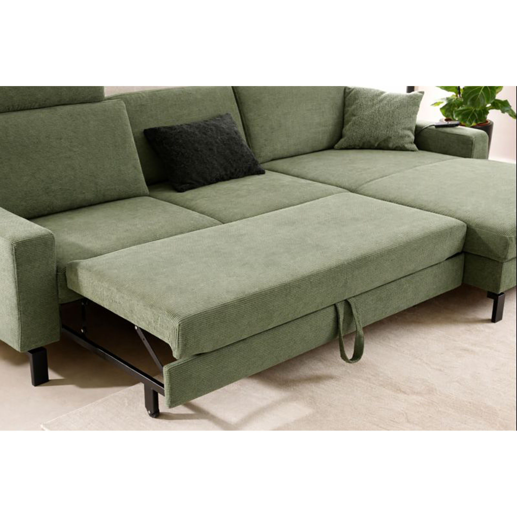 Ecksofa mit ausgezogener Liegefläche und sichtbarem Metallgestell