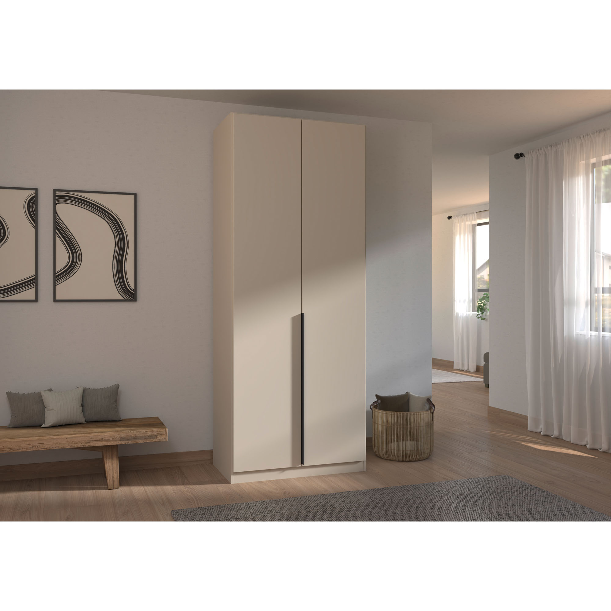 Moderner 2-türiger Kleiderschrank in Champagner mit langem Griff in stilvoll eingerichteter Wohnumgebung mit Holzfußboden und heller Wand