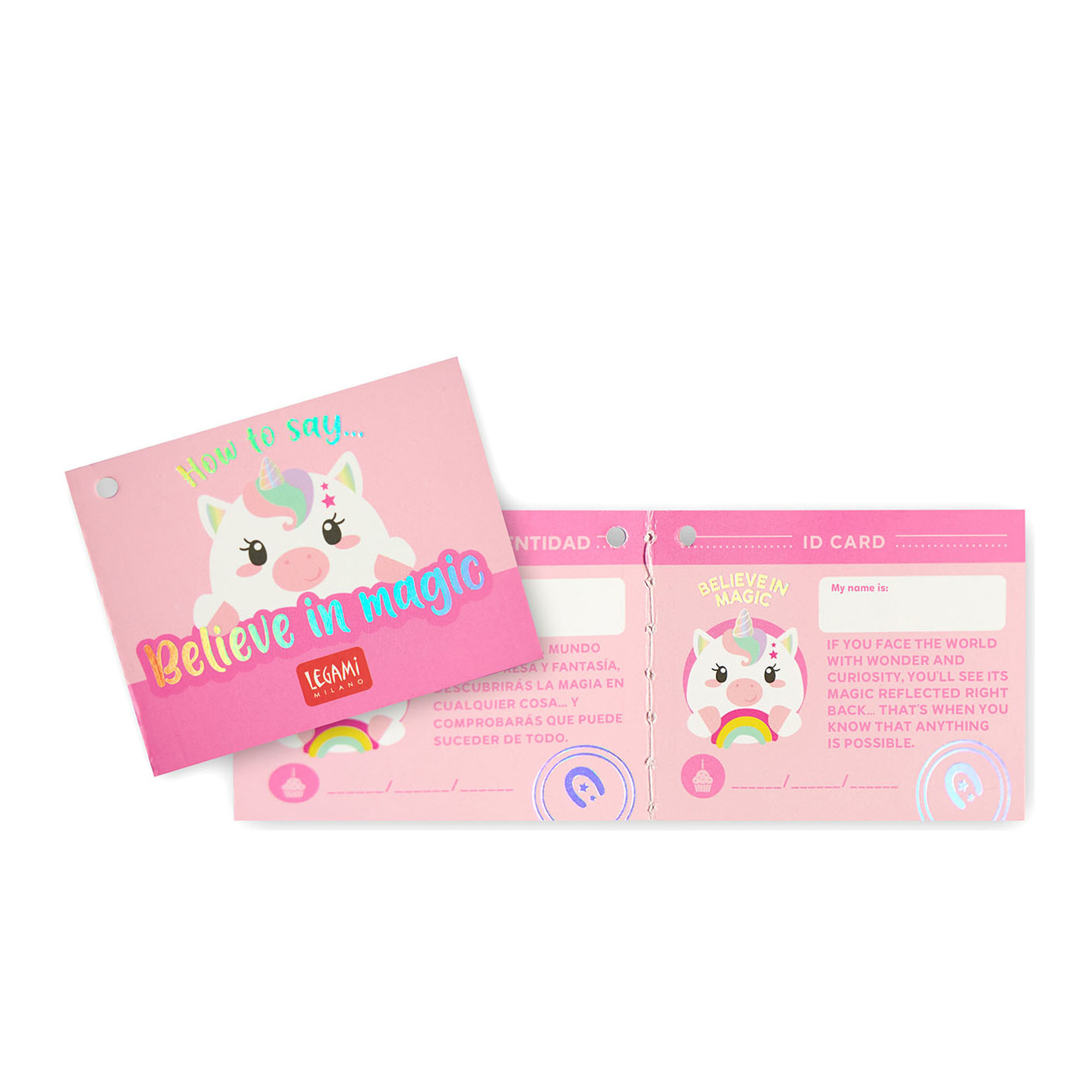 Weißes Einhorn-Plüschtier mit Regenbogen, neben den Vorder- und Rückseiten der Produktanhänger dargestellt.