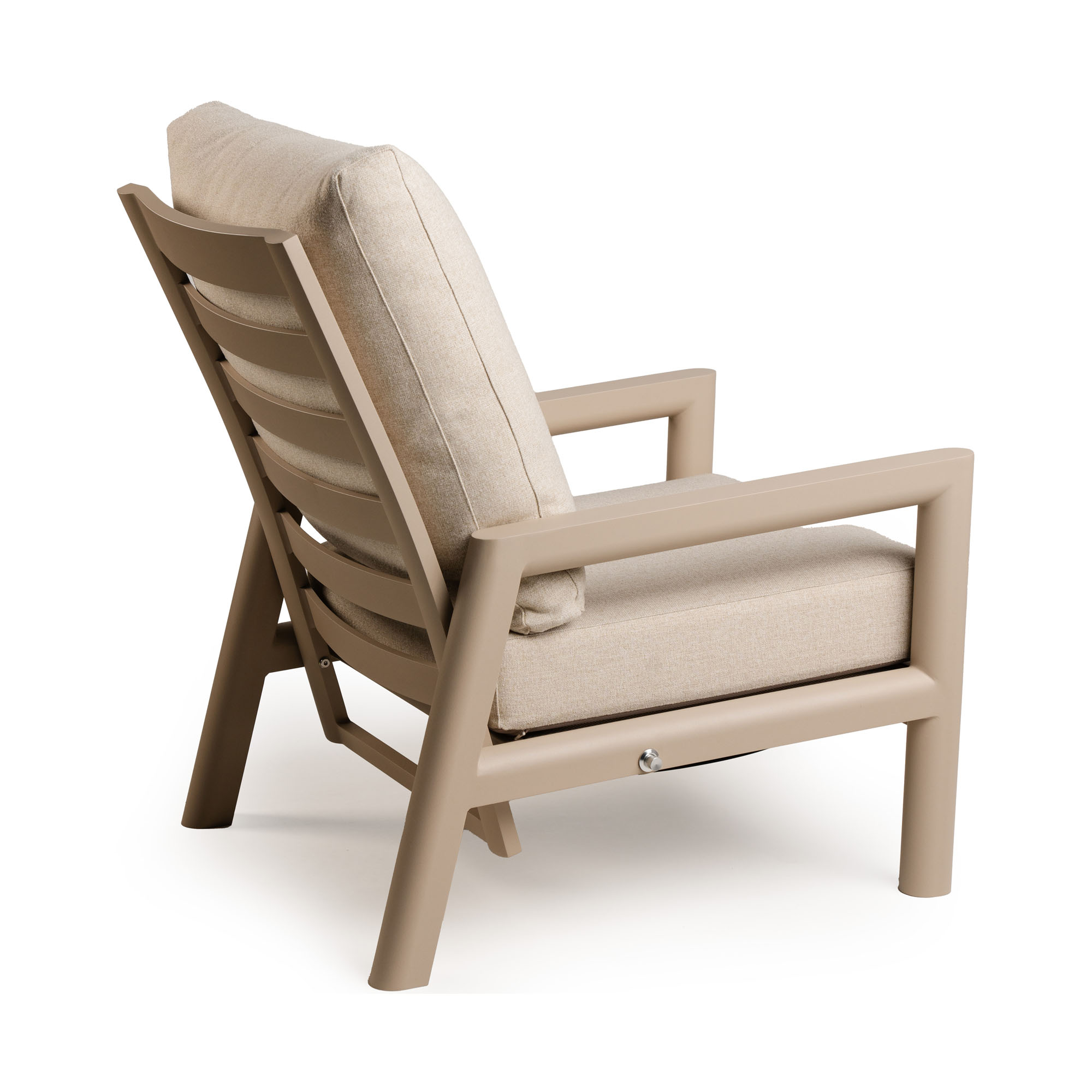 Garten-Lounge Chair mit Aluminiumgestell, helles Sitz- und Rückenkissen, Schrägansicht