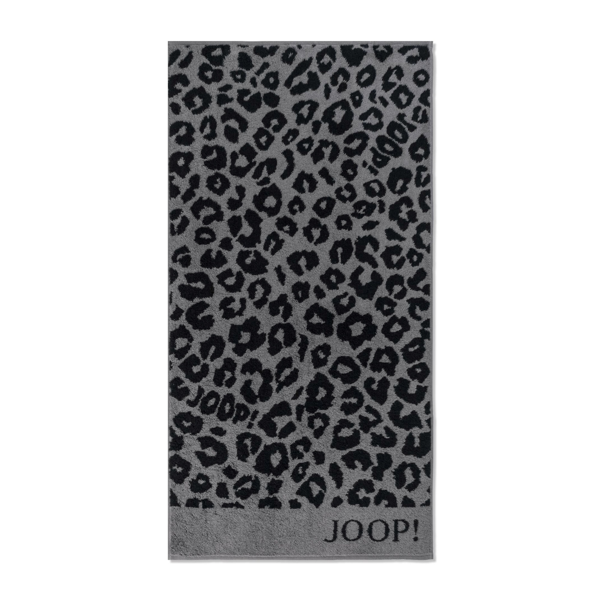 Graphitfarbener JOOP! Allover Handtuch, 50 × 100 cm, flach dargestellt mit kontrastierendem Leopardenmuster und JOOP!-Schriftzug am unteren Rand.