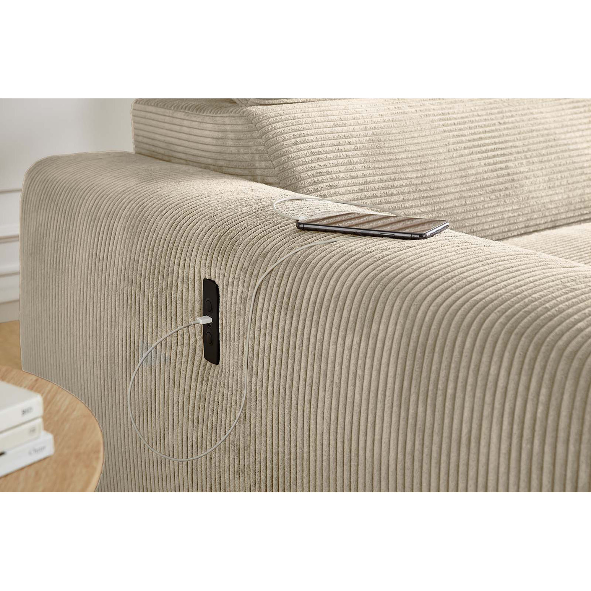 Detailansicht einer Polstergarnitur in Light Greige, Stellmaß 277x187 cm, mit USB-A und USB-C Ladeanschluss integriert