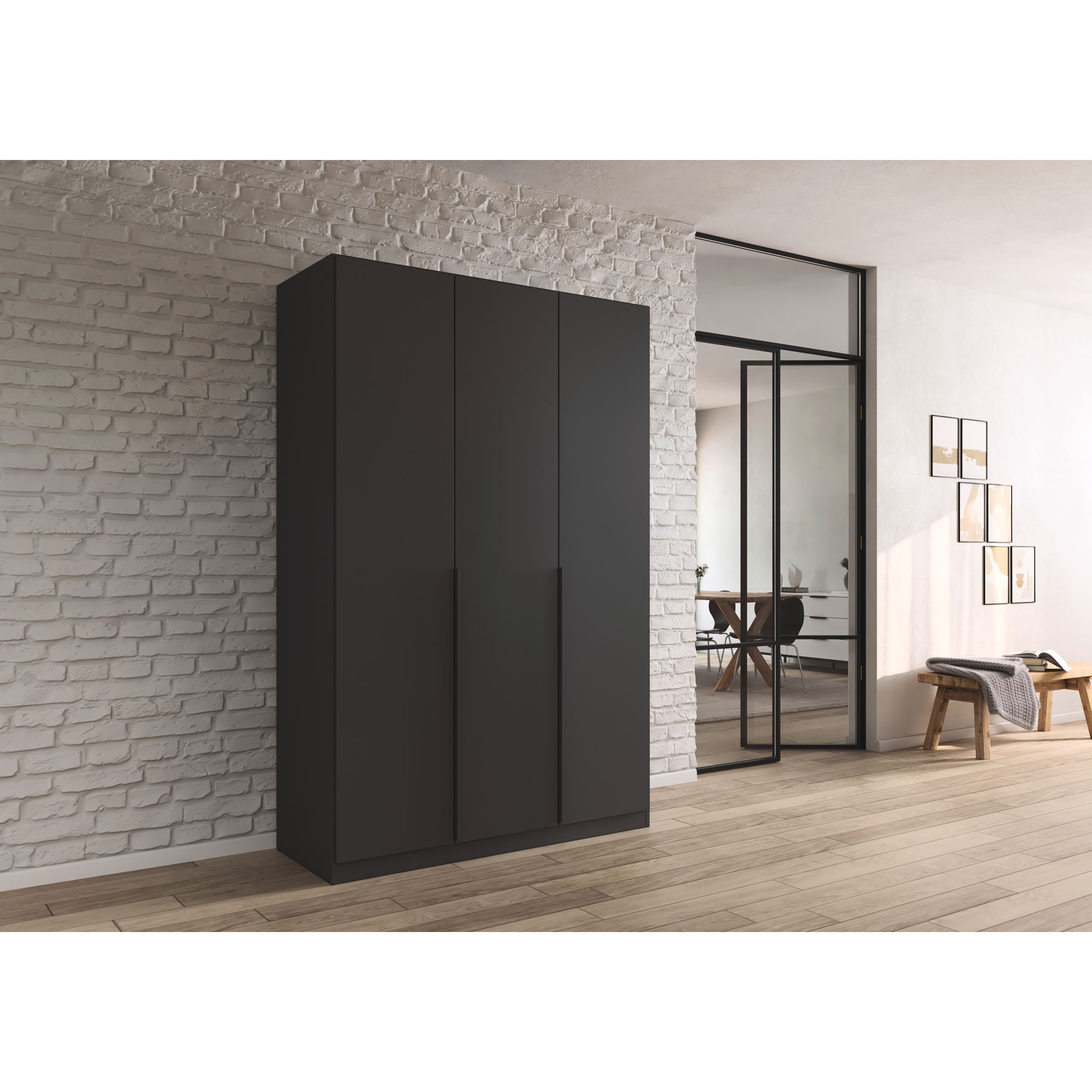 Grau-Metallicer 3-türiger Kleiderschrank mit Griffleisten in moderner Wohnumgebung mit Holzfußboden und heller Wand