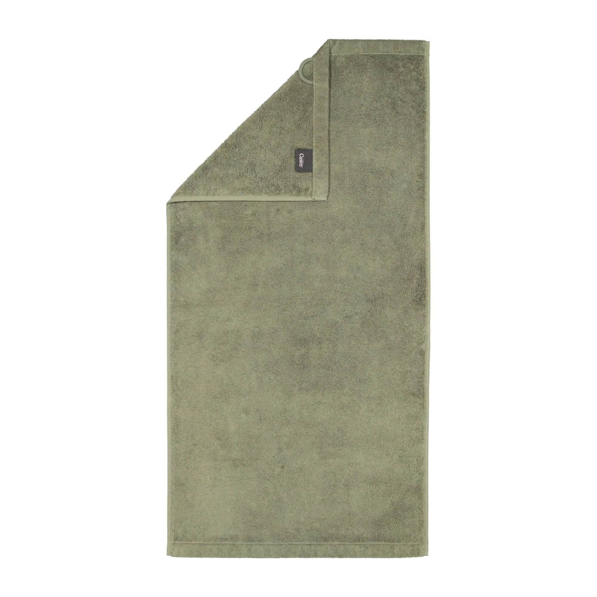 Handtuch in der Farbe Field mit umgeschlagener Ecke; Rückseite, Saum und kleines Textiletikett sind auf weißem Hintergrund sichtbar.