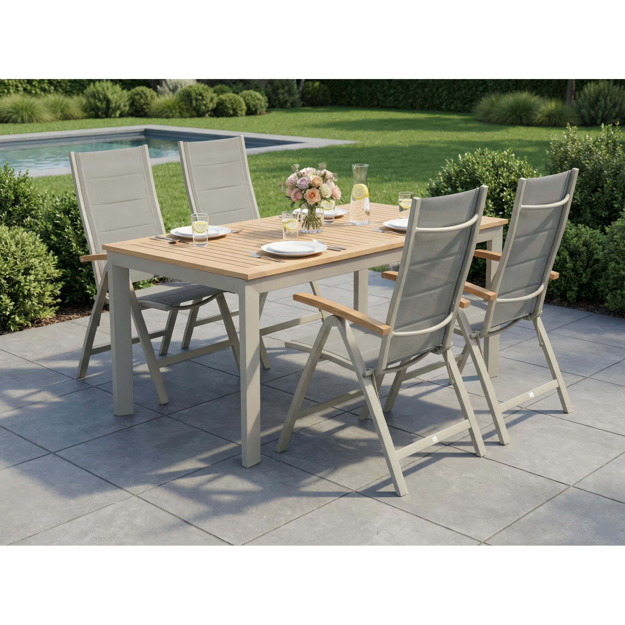 Gartentisch mit mehreren Stühlen auf einer Terrasse im Außenbereich