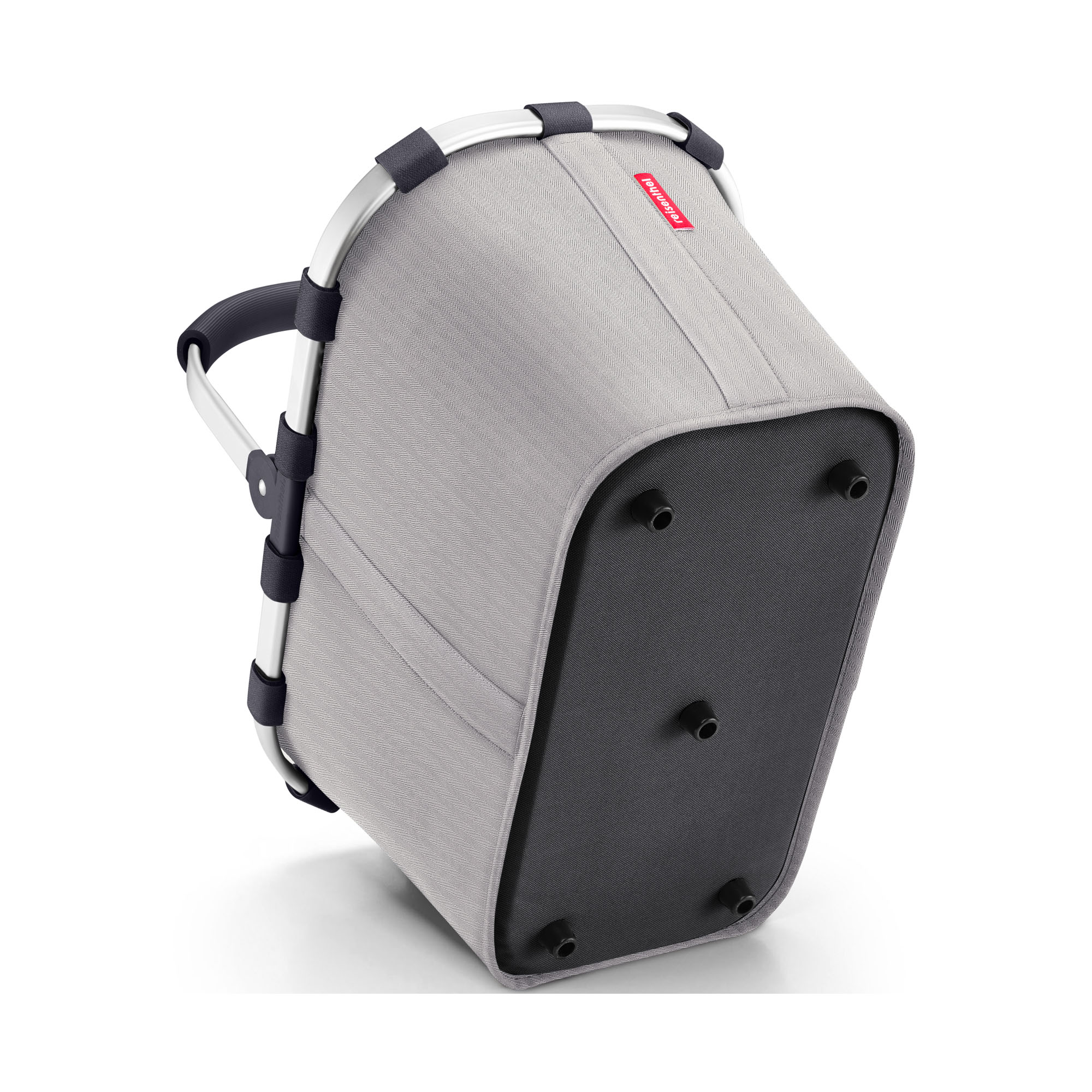 Einkaufskorb von Reisenthel, Modell Carrybag, in Hellgrau mit feinem Fischgrätmuster, schräg von unten mit vier schwarzen Standfüßen.