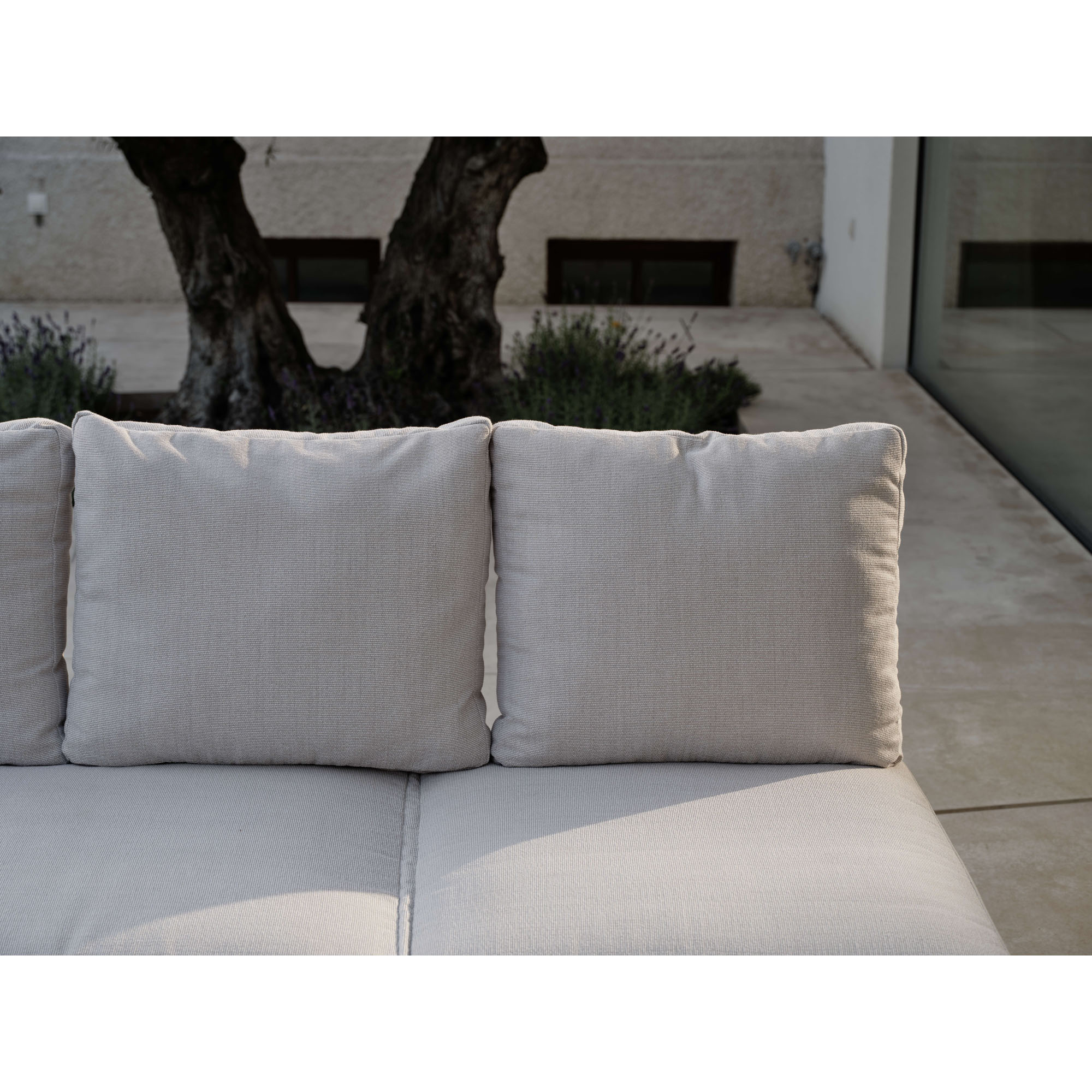Frontale Detailaufnahme der Rückenkissen eines Outdoor Sofas mit glatter Stoffoberfläche im Außenbereich.