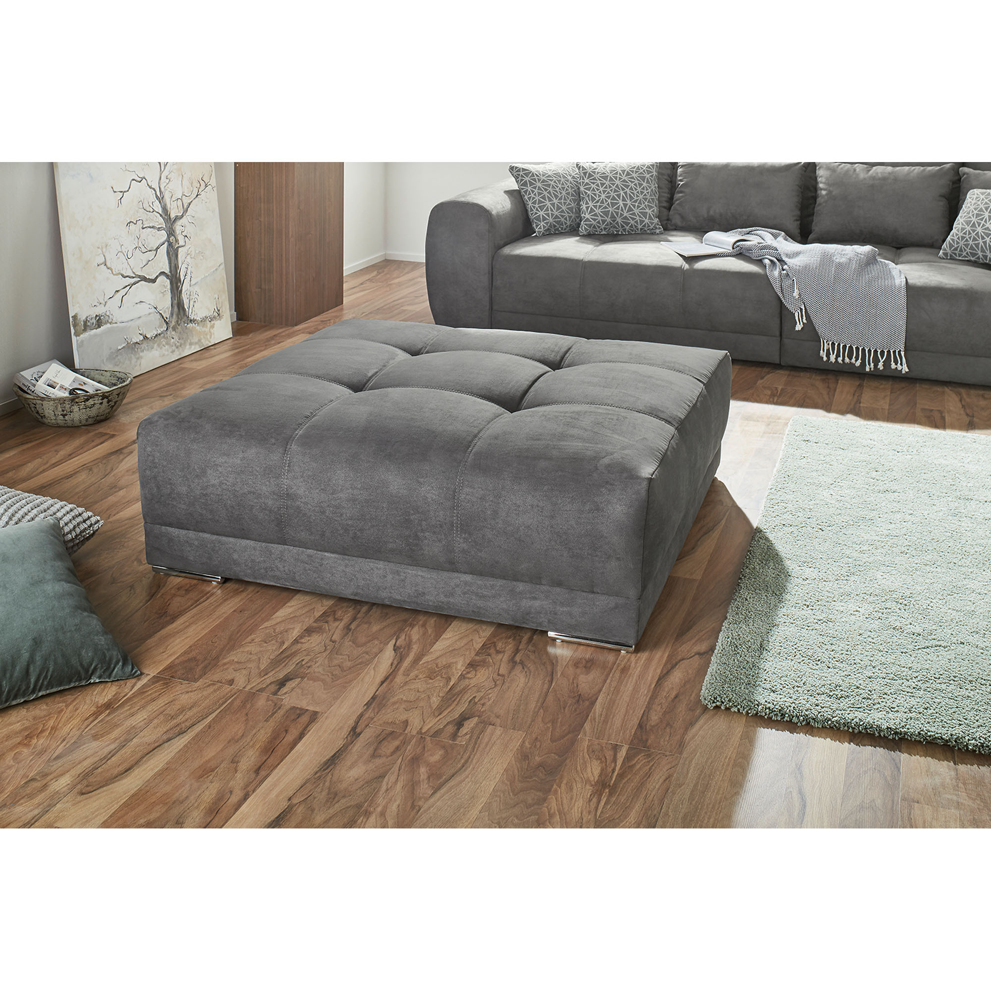 Hocker in Grau, Stellmaß 120x120 cm, dargestellt in einem Wohnzimmer