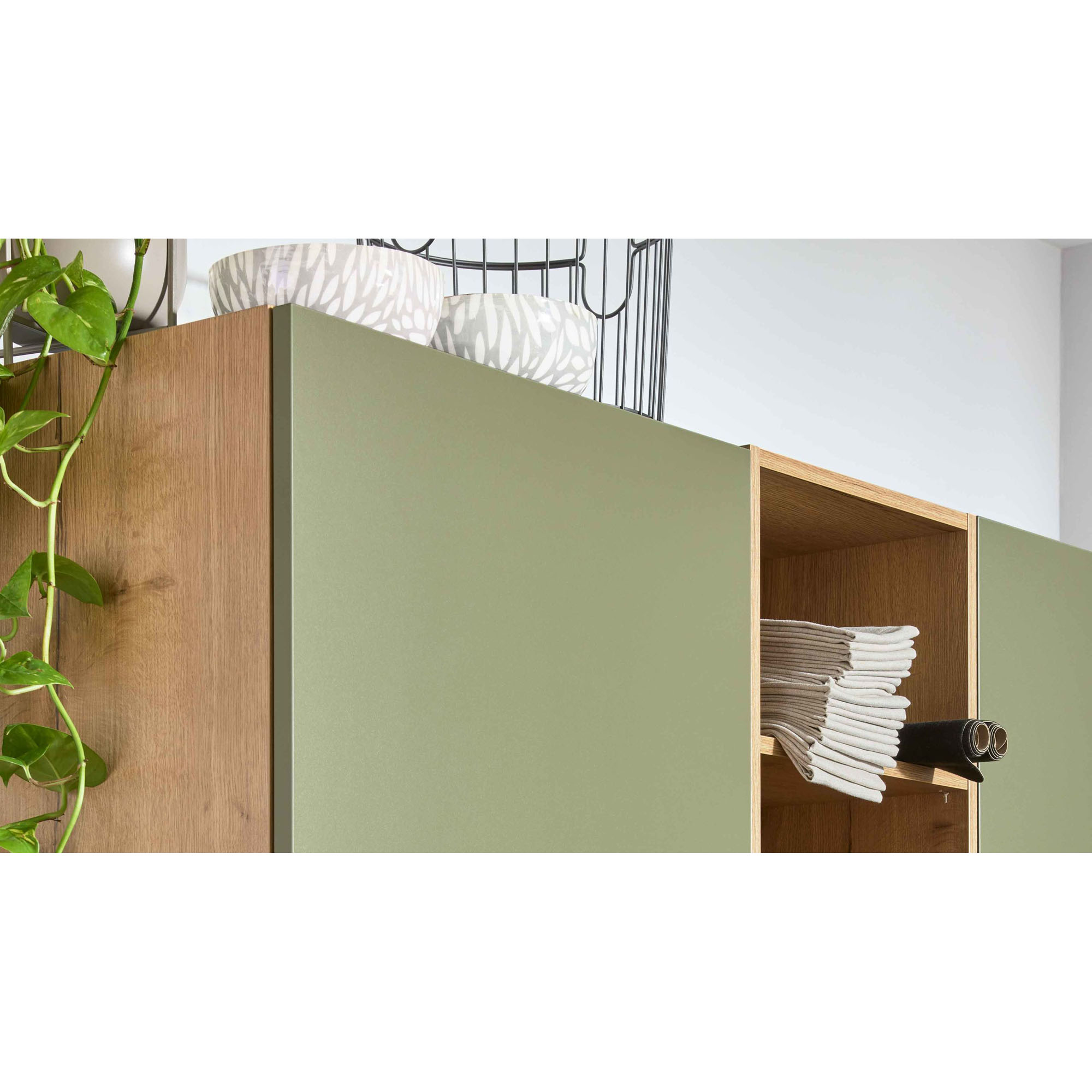 Detailansicht einer oberen Küchenfront mit seitlichem Regal und Dekoration