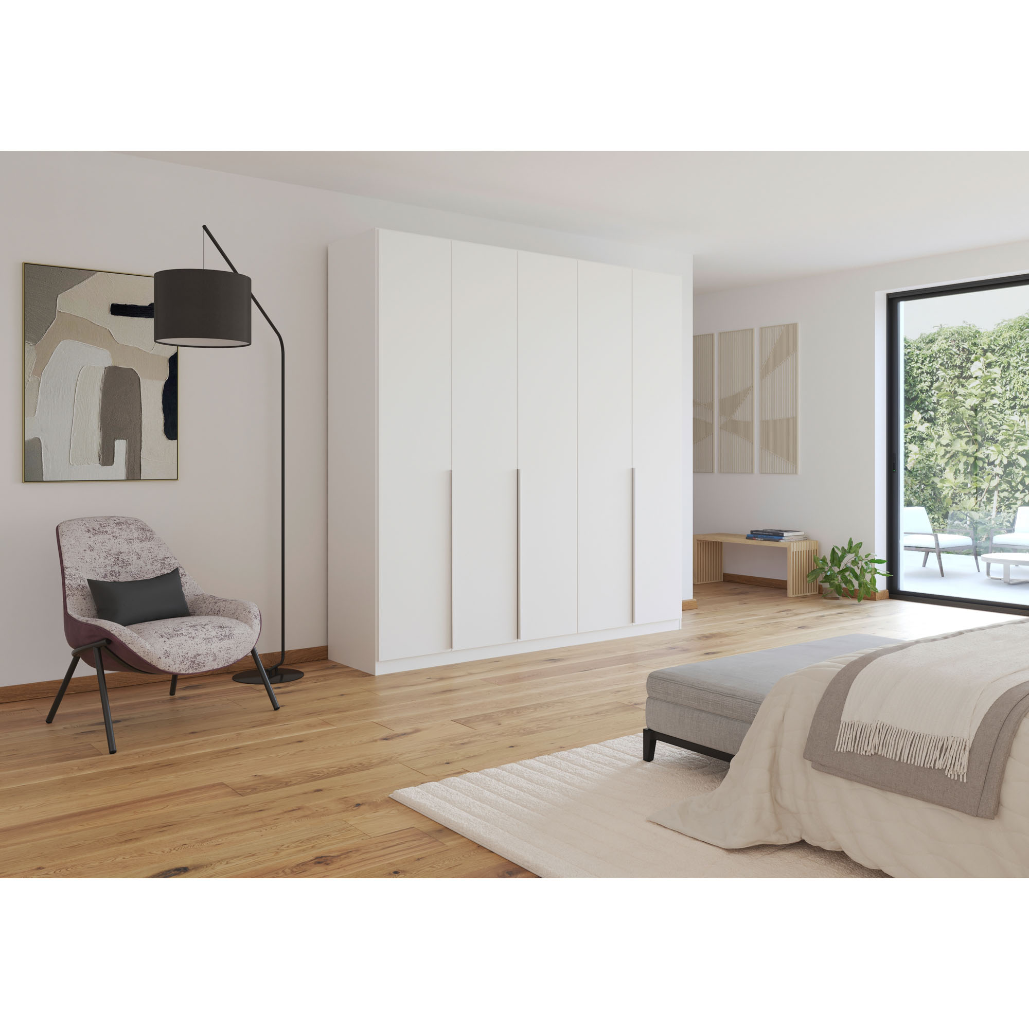 Weißer fünftüriger Kleiderschrank in einem hell eingerichteten Schlafzimmer mit Holzfußboden und moderner Einrichtung