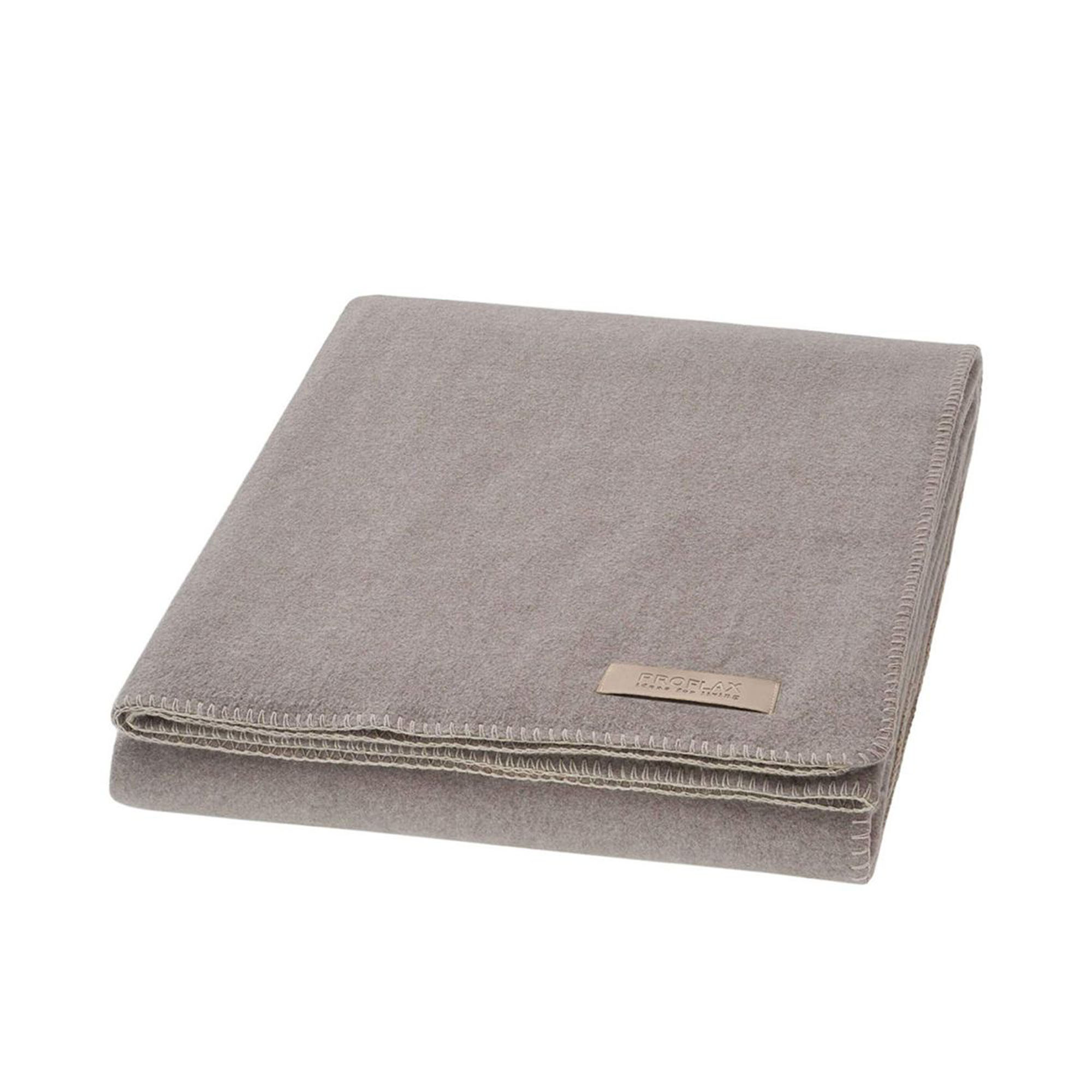 Decke Proflax Fleece in Steingrau, 160 × 200 cm, sauber gefaltet mit sichtbarer Ziernaht am Rand und kleinem Textillabel.