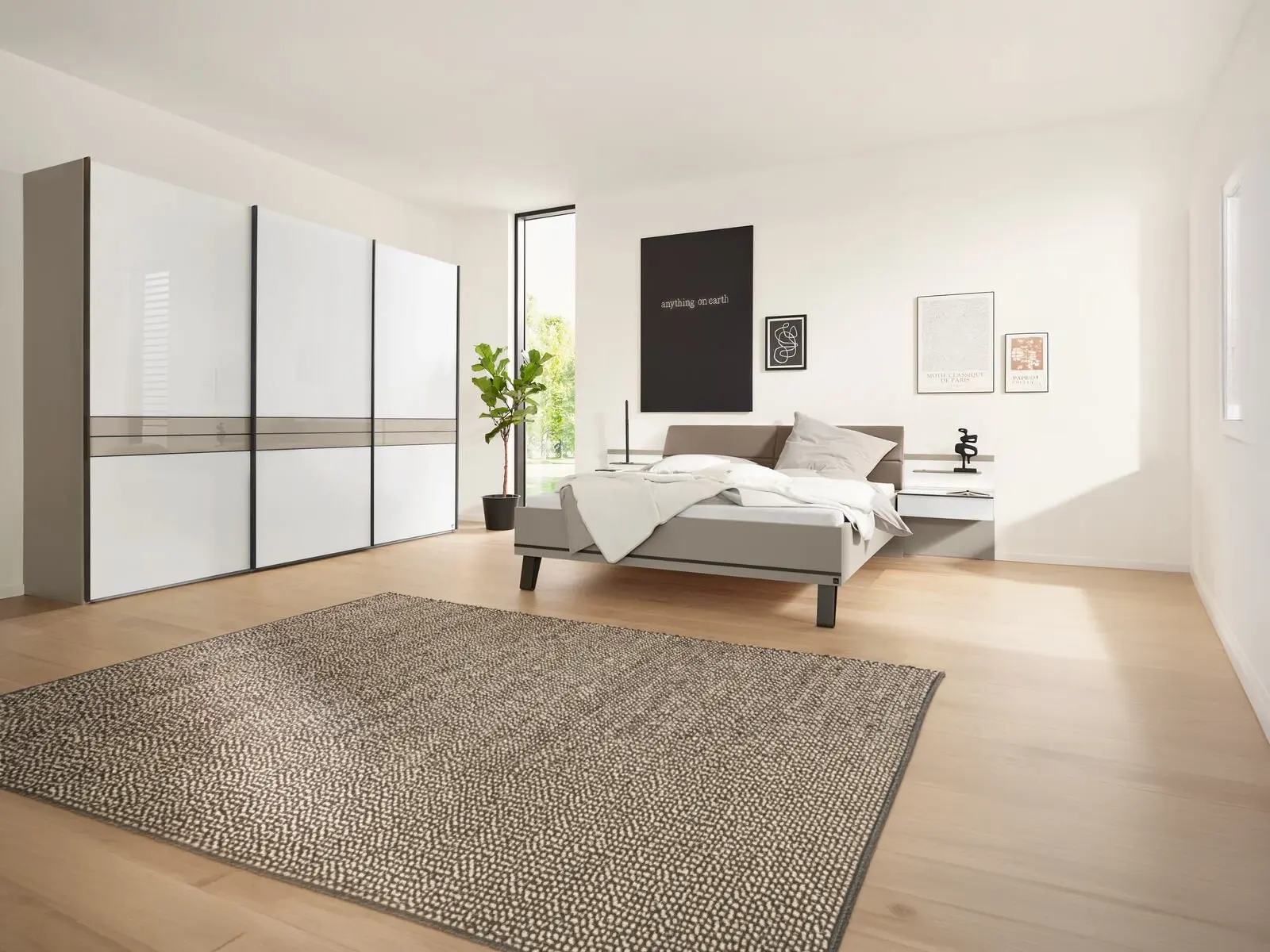 Schlafzimmer Interliving 1032 mit großem Schwebetürenschrank, Bett mit gepolstertem Kopfteil und zwei Nachttischen auf hellem Holzboden