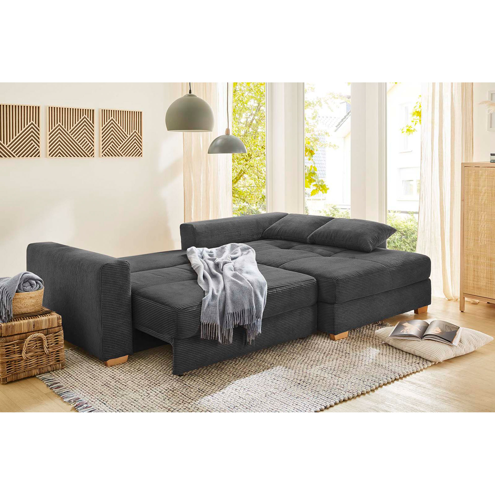 Polstergarnitur in Grau mit beigen Kissen, Stellmaß 288×186 cm, dargestellt in einem Milieubild im Wohnzimmer mit geöffnetem Bettkasten