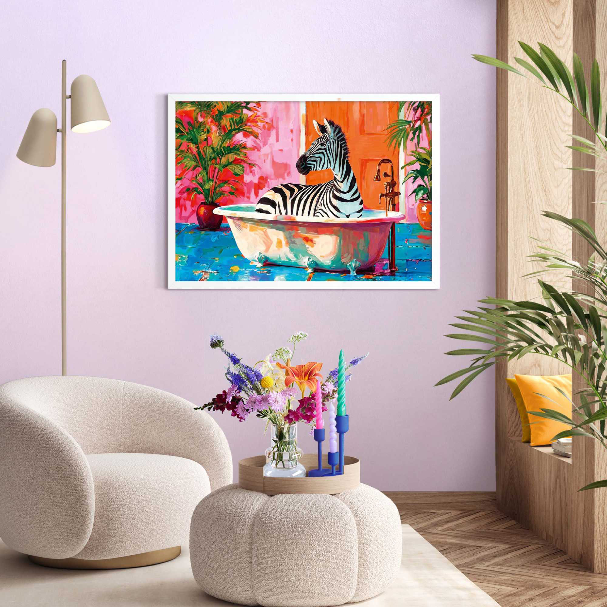 Das Wandbild „Zebra Bath“ in Mehrfarbig, 50 × 70 cm, hängt in einem eingerichteten Wohnraum und zeigt die Größenwirkung an der Wand.