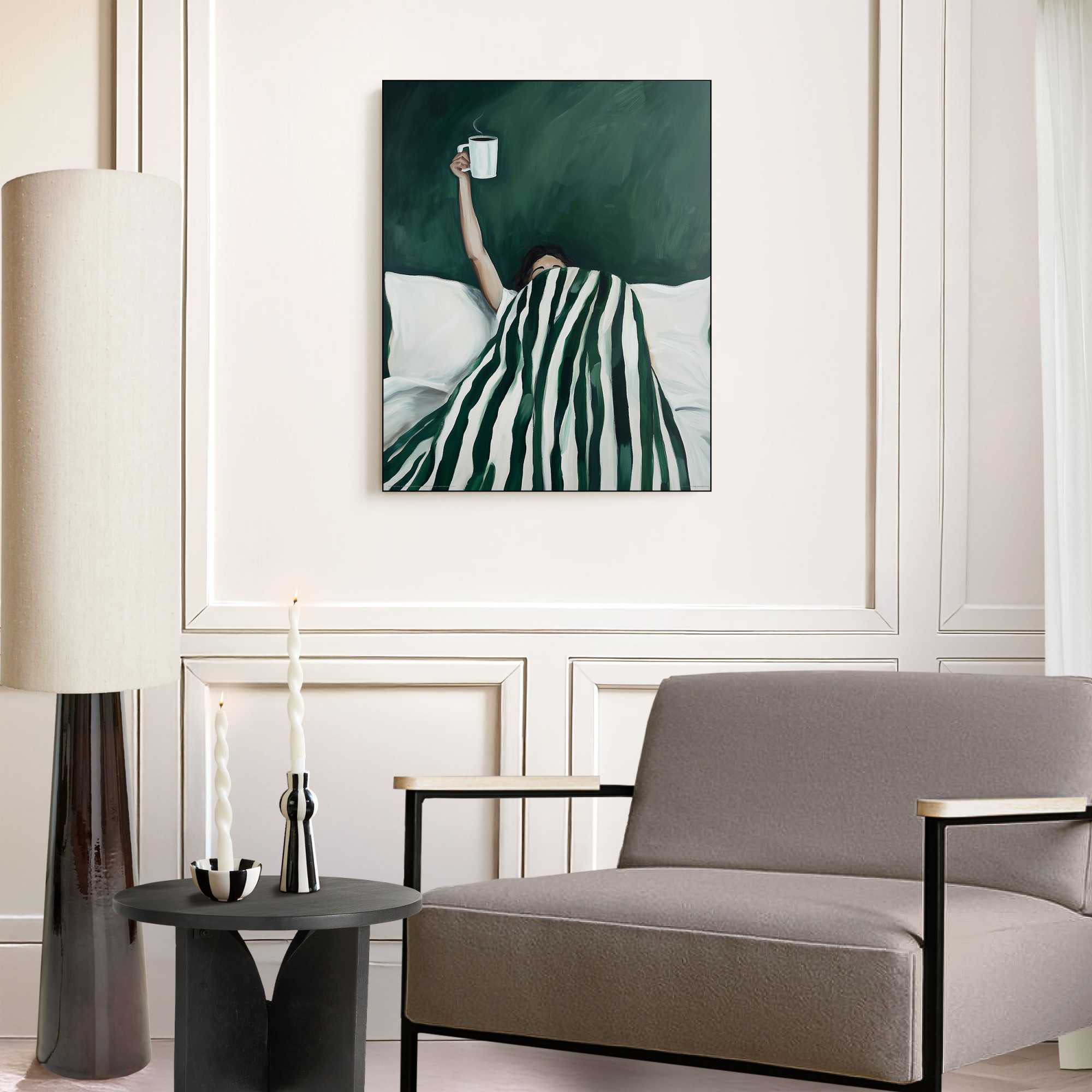 Das Wandbild „Bed Coffee“ in Grün, 40 × 50 cm, hängt in einem eingerichteten Wohnraum und zeigt die Größenwirkung an der Wand.