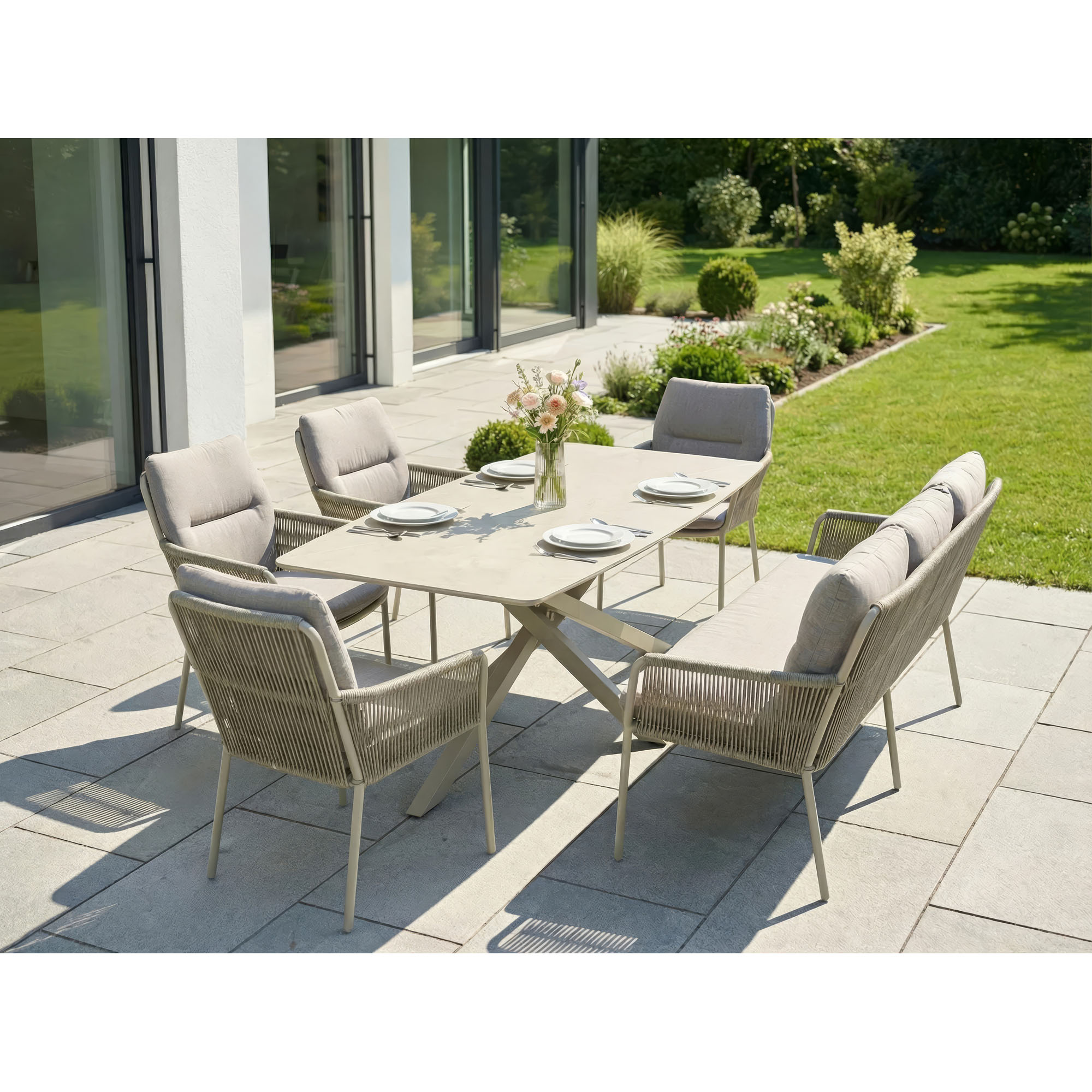 Gartenbank mit passenden Stühlen und Tisch im Außenbereich auf einer Terrasse