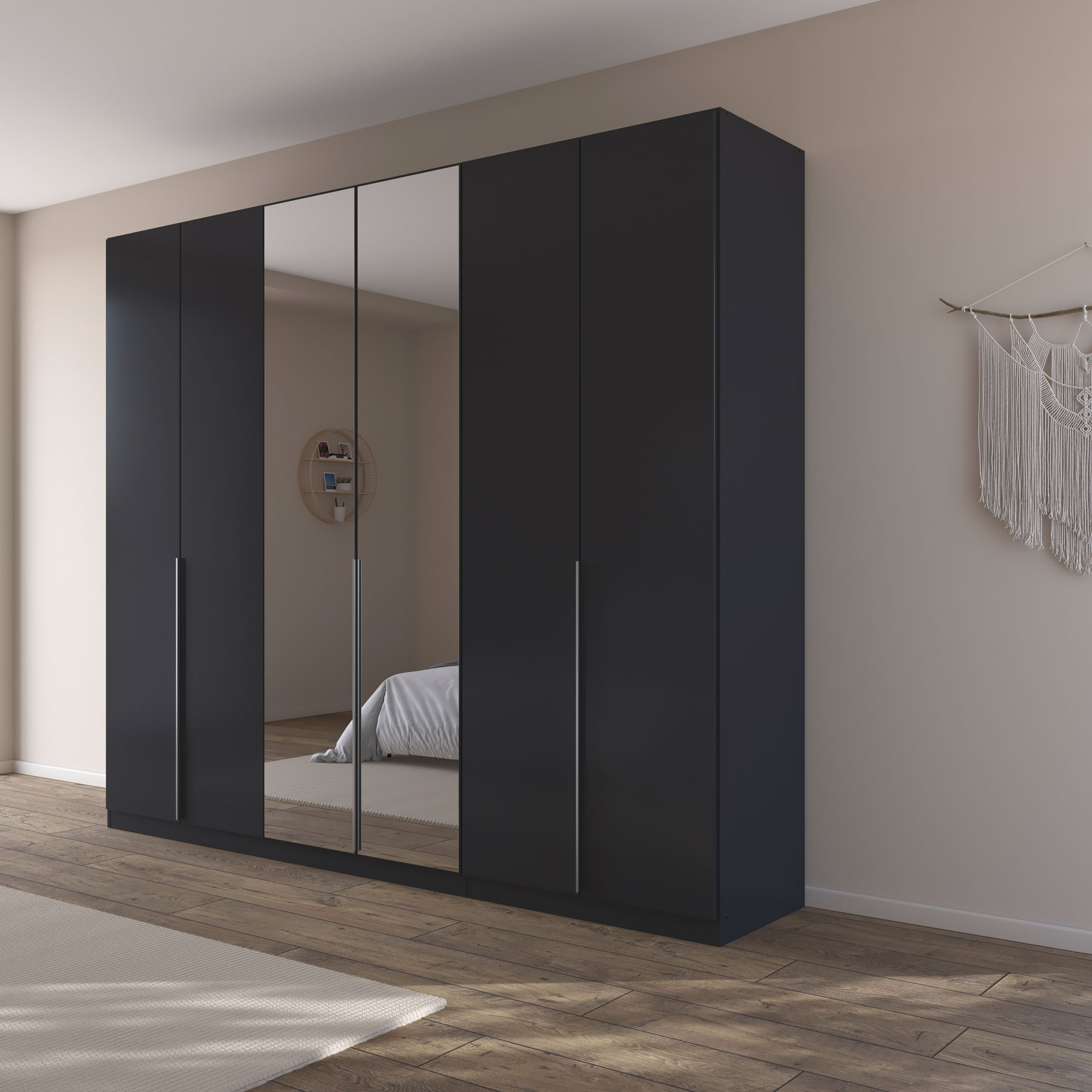 Grau-Metallicer Kleiderschrank mit Spiegeltüren in einem hellen Schlafzimmer mit Holzfußboden und moderner Einrichtung