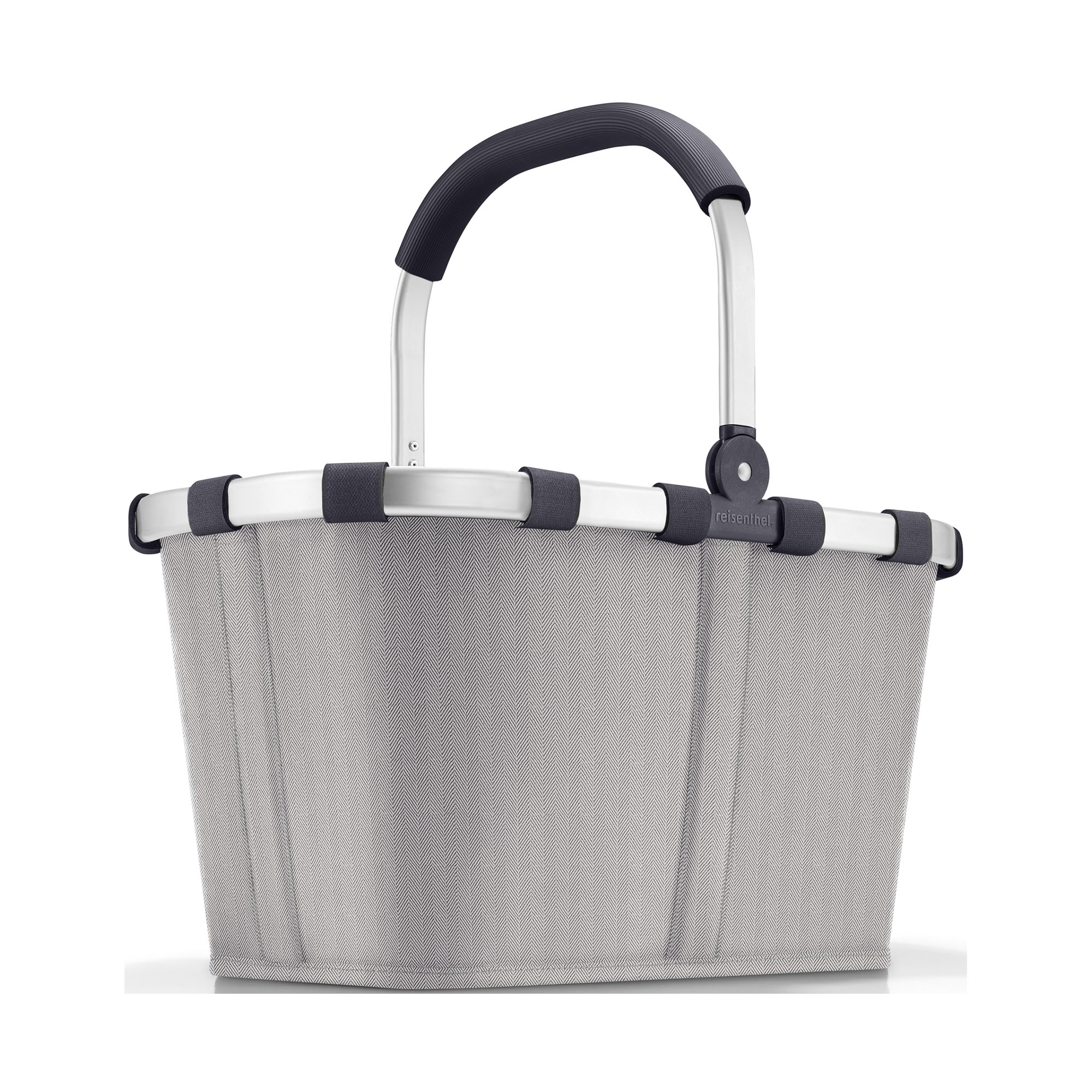 Einkaufskorb von Reisenthel, Modell Carrybag, in Hellgrau mit feinem Fischgrätmuster, frontal mit hochgestelltem Aluminiumgriff.