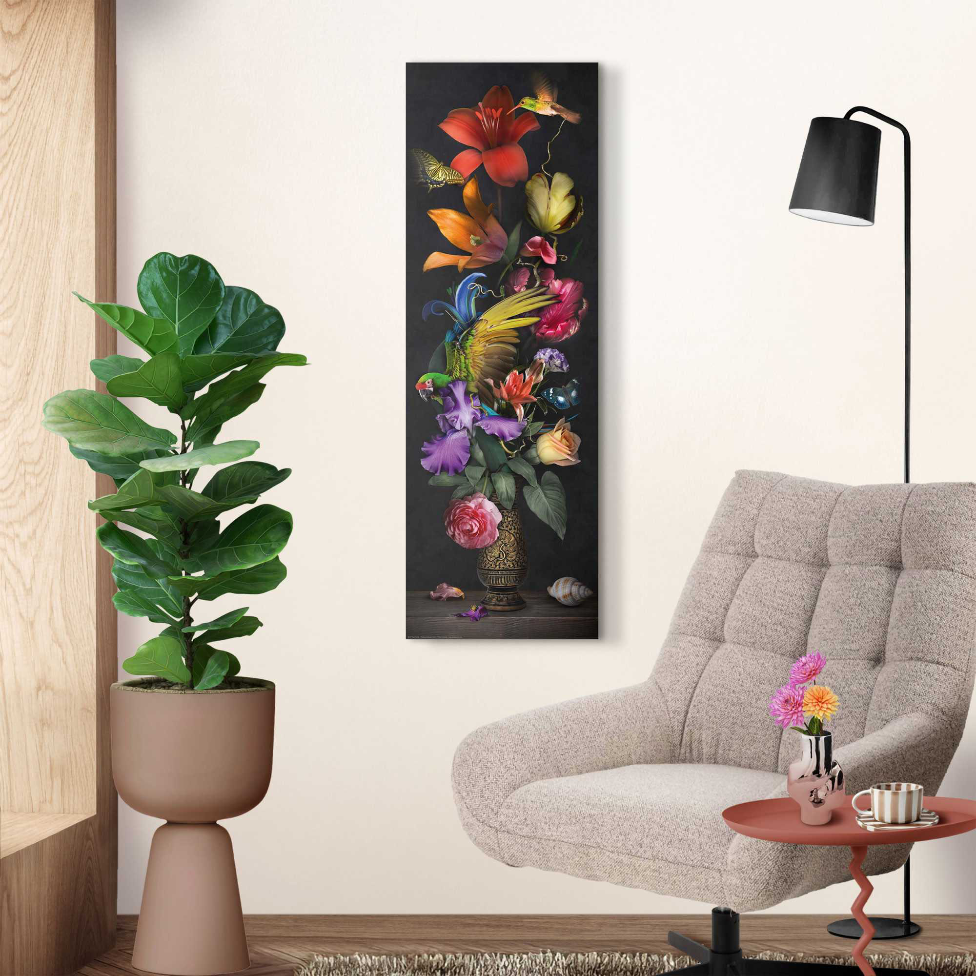 Das Wandbild „Flower Portrait“ in Mehrfarbig, 30 × 90 cm, hängt in einem eingerichteten Wohnraum und zeigt die Größenwirkung an der Wand.