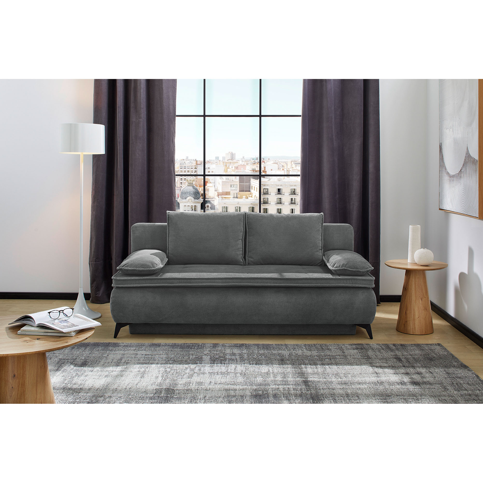 Funktionssofa in Grau, Stellmaß 205x91x97 cm, mit vier Kissen in Waffelcord Grau und schwarzen Metallfüßen, dargestellt in einem Wohnzimmer