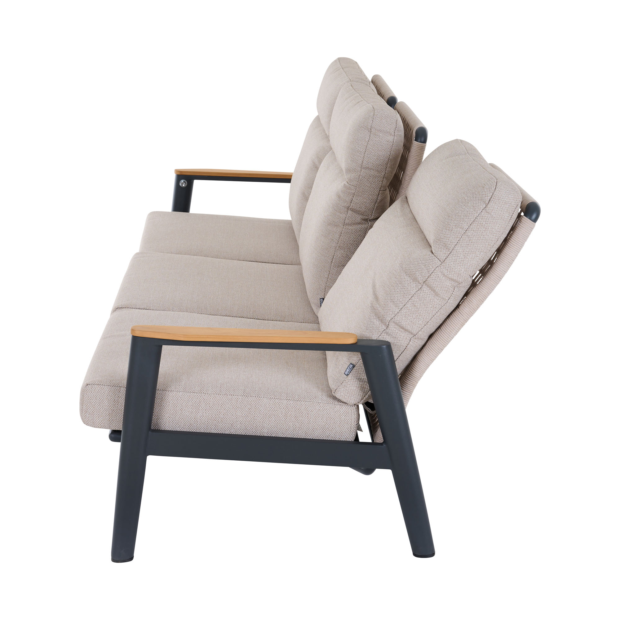 Seitenansicht eines Sofas mit drei Sitzplätzen, beigen Polstern, schwarzem Gestell und Holz-Armlehne.