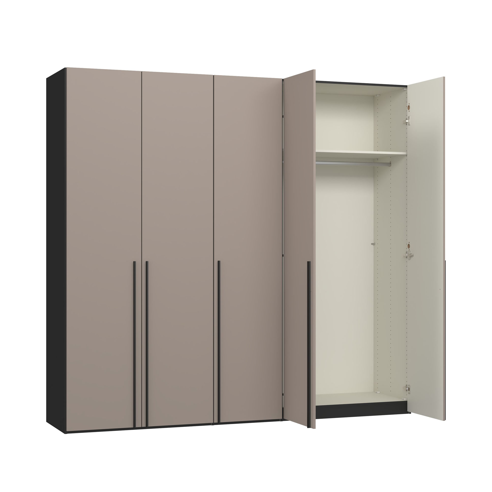 Kleiderschrank mit einer geöffneten Tür und sichtbarem Innenraum mit Einlegeboden und Kleiderstange