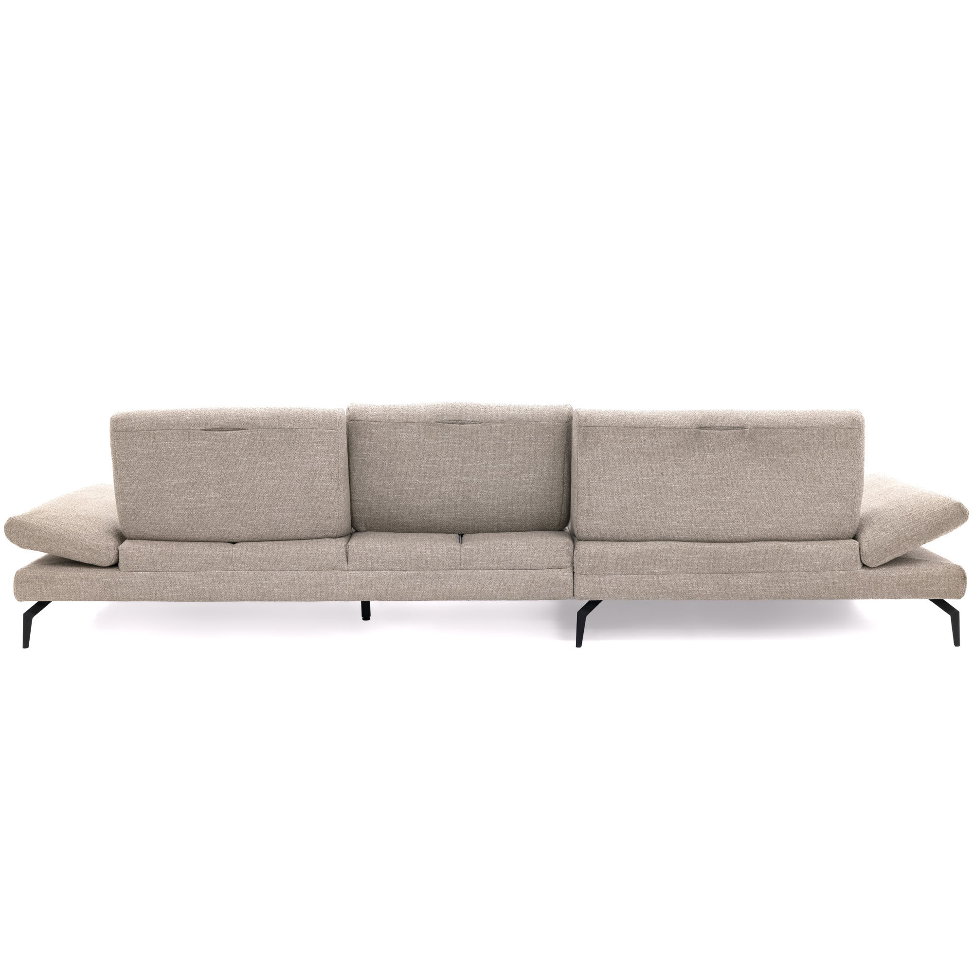 Rückansicht des beigefarbenen Ecksofas mit drei hohen Rückenpolstern, breiten Armteilen und schwarzen Metallfüßen.