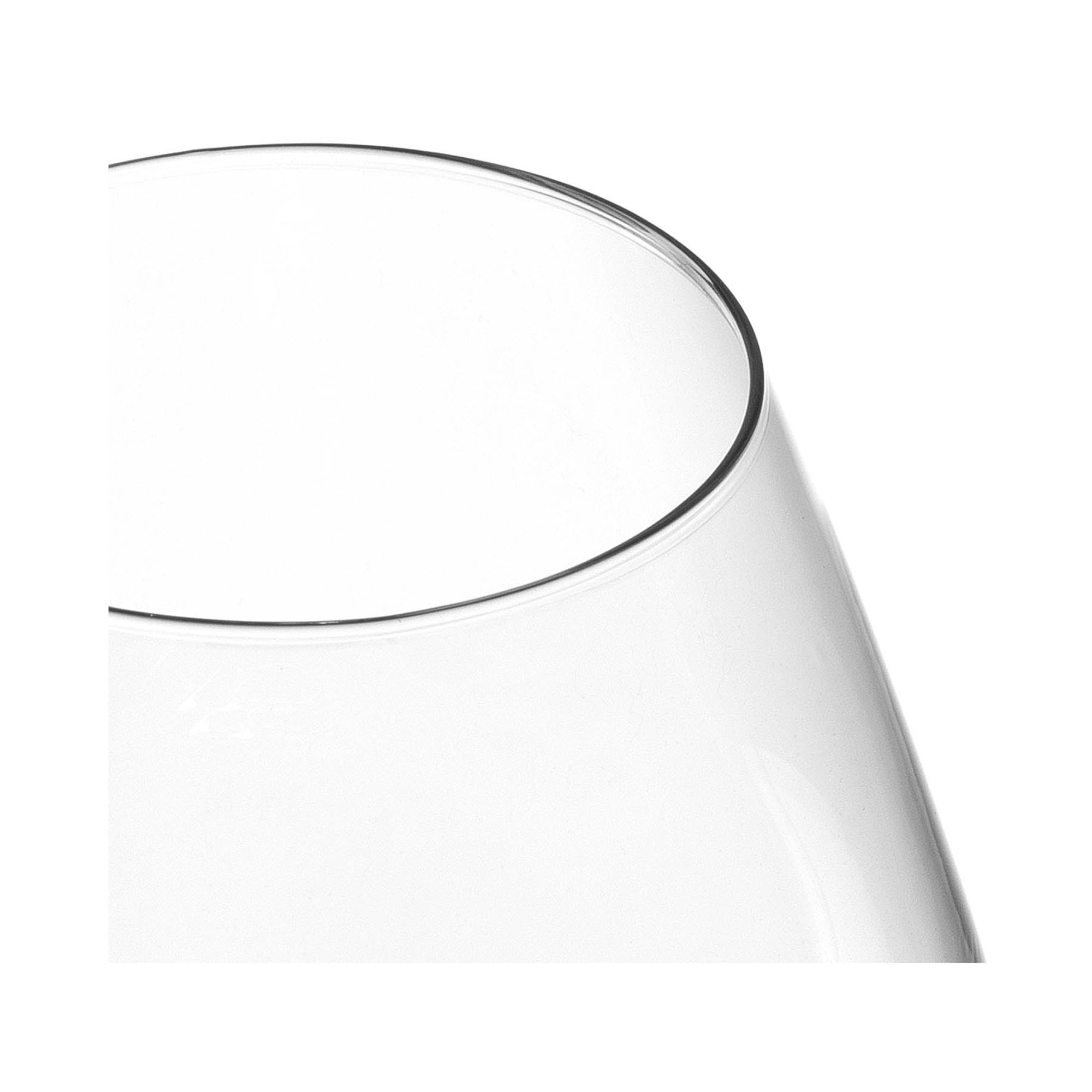 Detailaufnahme des Glasrands eines bauchigen Cognacglases