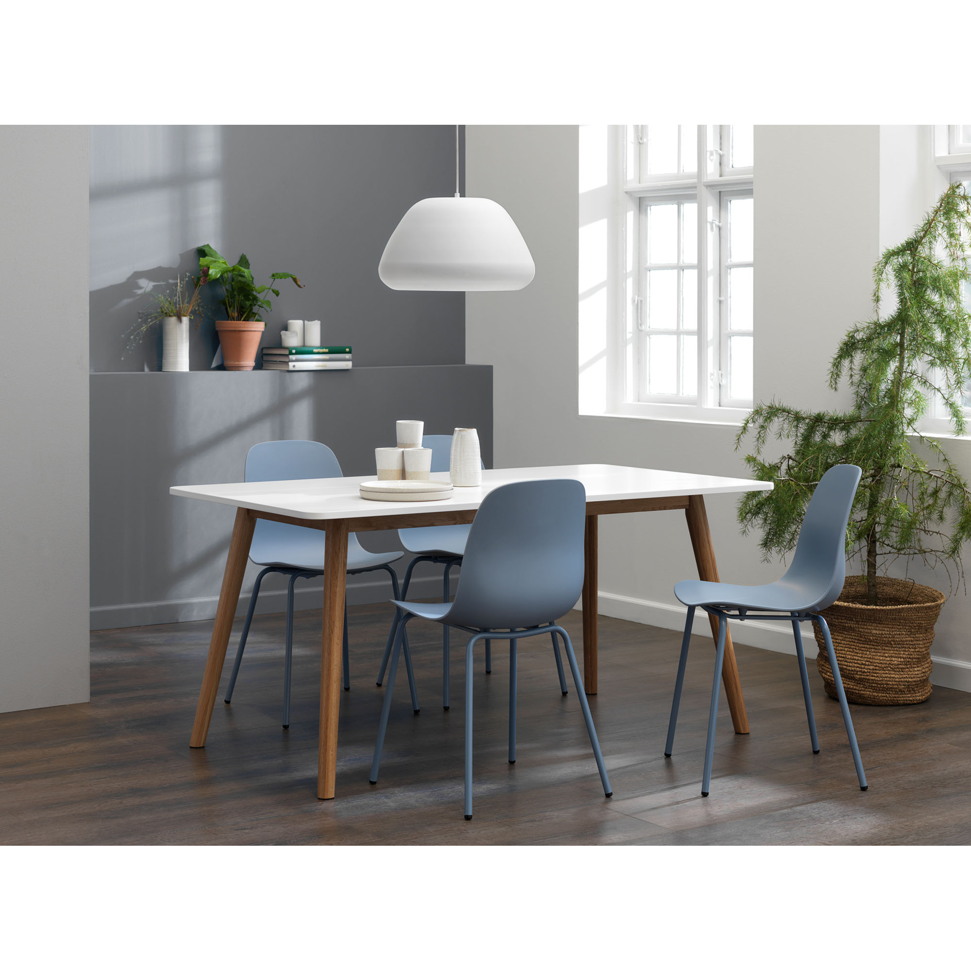 Moderner Essbereich mit rechteckigem Holztisch und vier blauen Kunststoffstühlen
