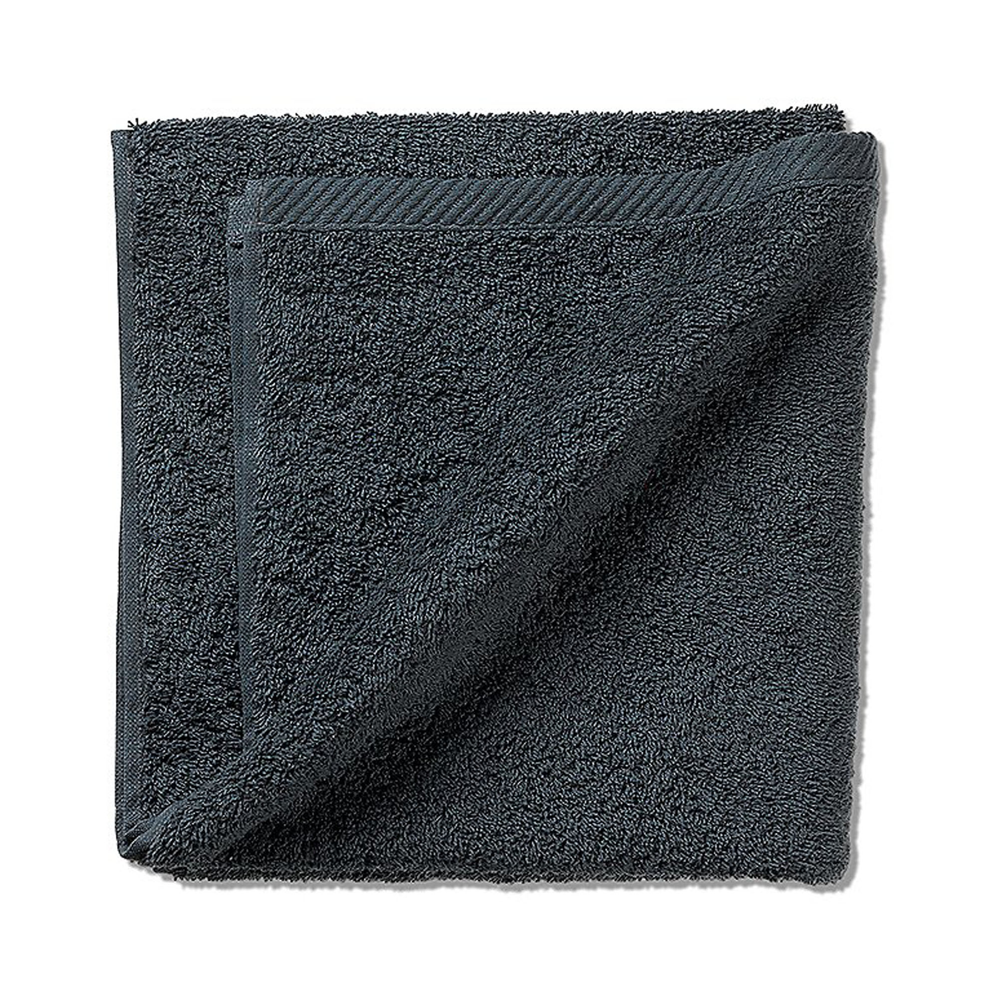 Quadratisches Handtuch in Granitgrau mit weicher Frotteeoberfläche und diagonal umgeschlagener Ecke vor weißem Hintergrund