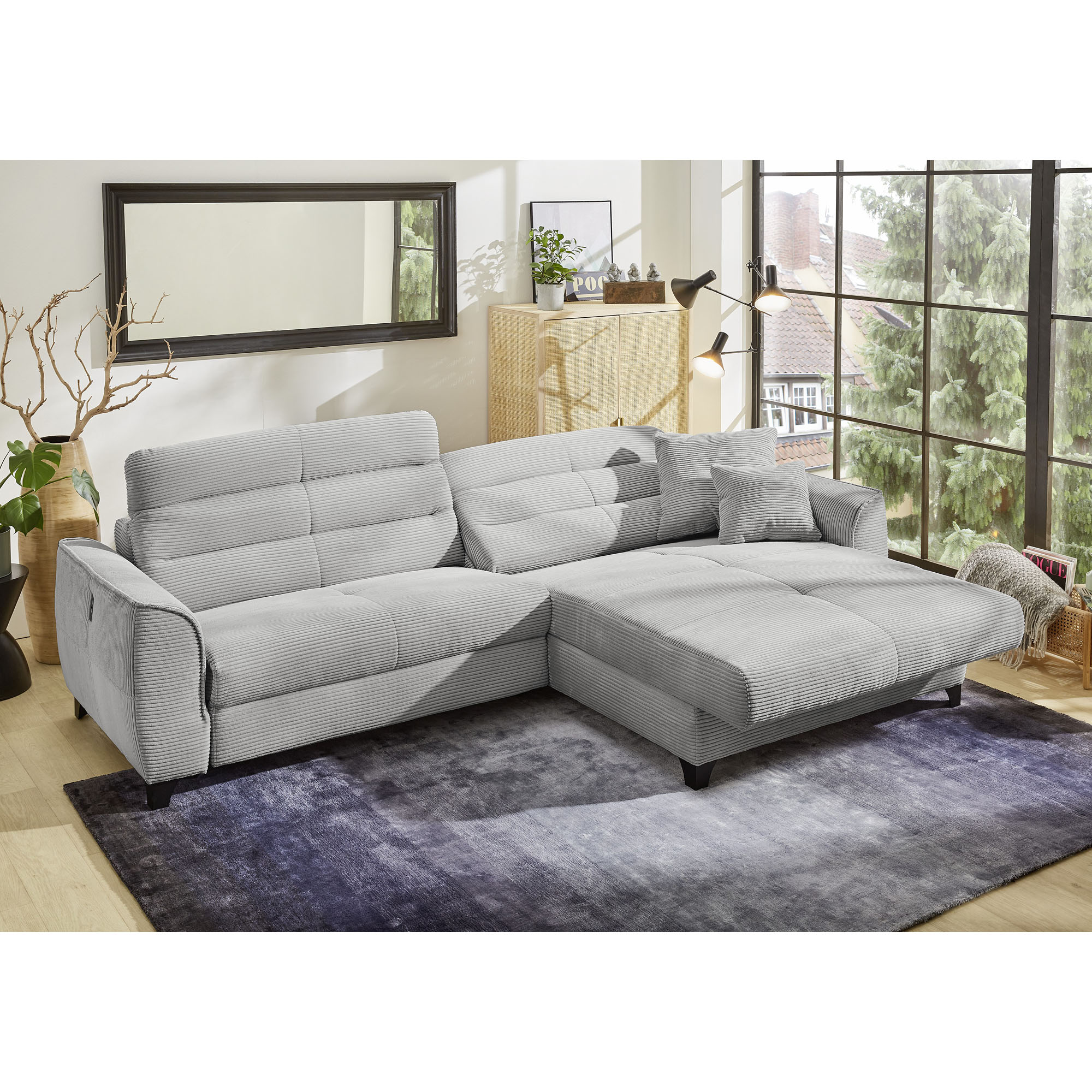 Hellgraues Cord-Ecksofa mit individuell verstellbaren Kopfteilen.