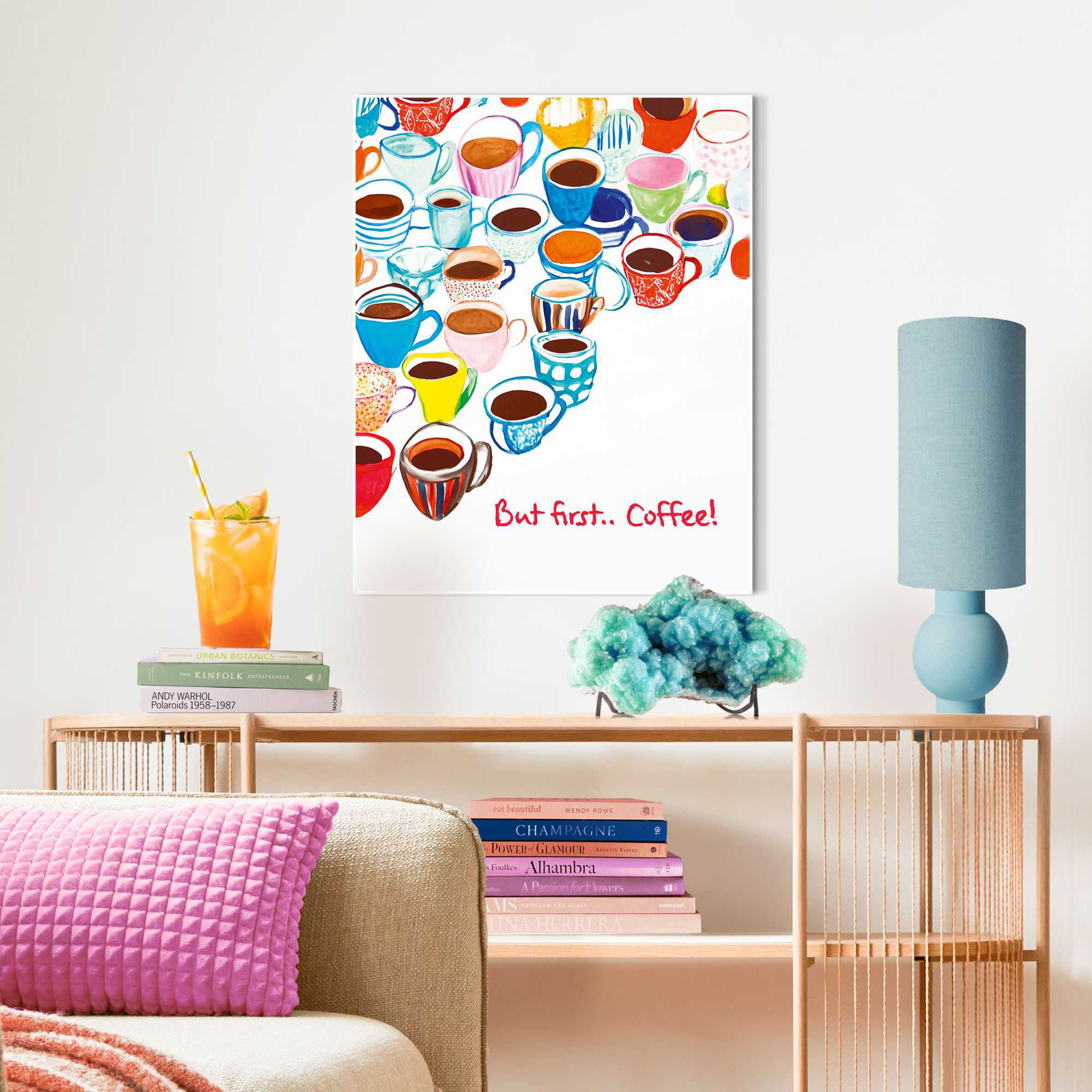 Das Wandbild „Many Coffees“ in Mehrfarbig, 40 × 50 cm, hängt in einem eingerichteten Wohnraum und zeigt die Größenwirkung an der Wand.