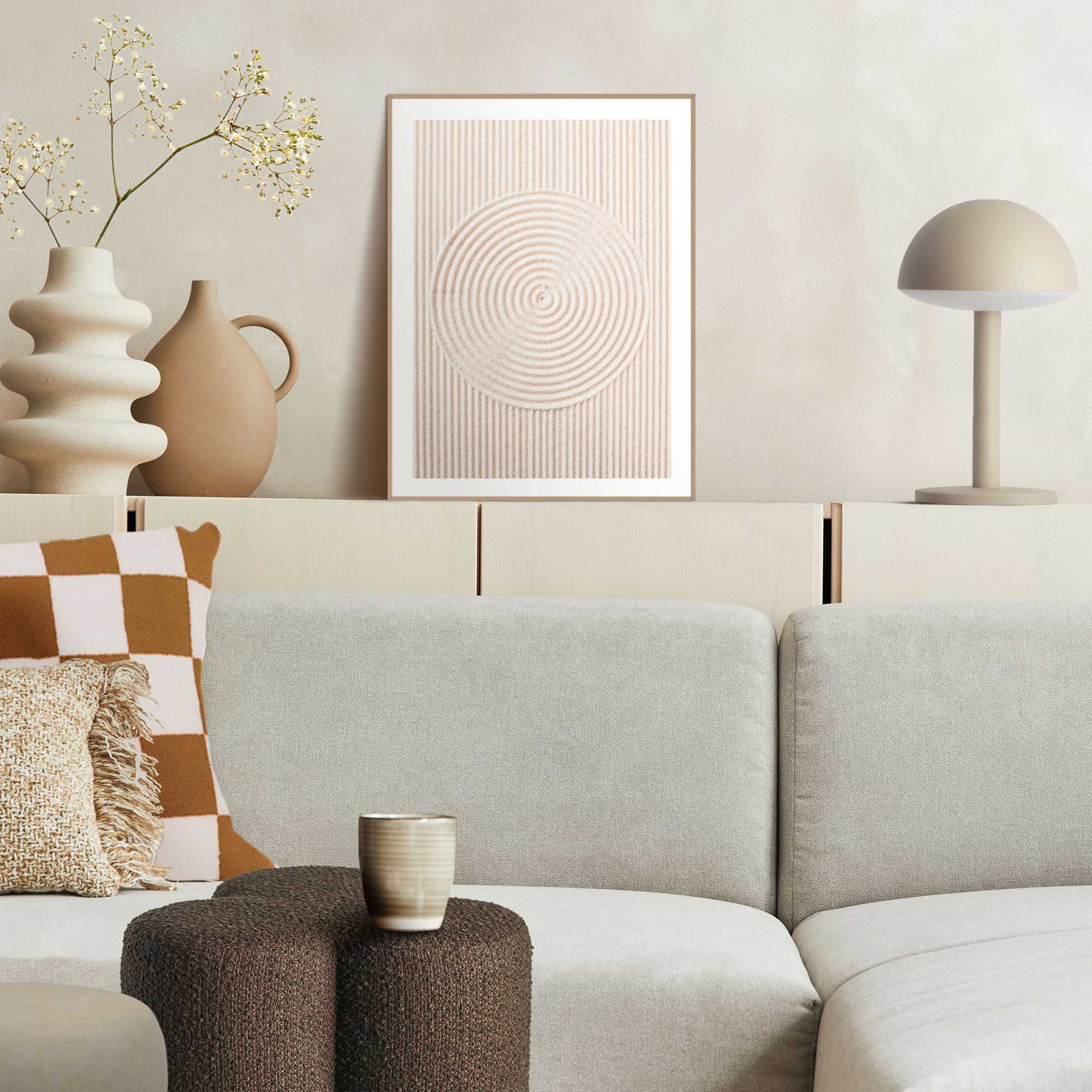 Das Wandbild „Sandy Circles“ in Beige, 30 × 40 cm, hängt in einem eingerichteten Wohnraum und zeigt die Größenwirkung an der Wand.