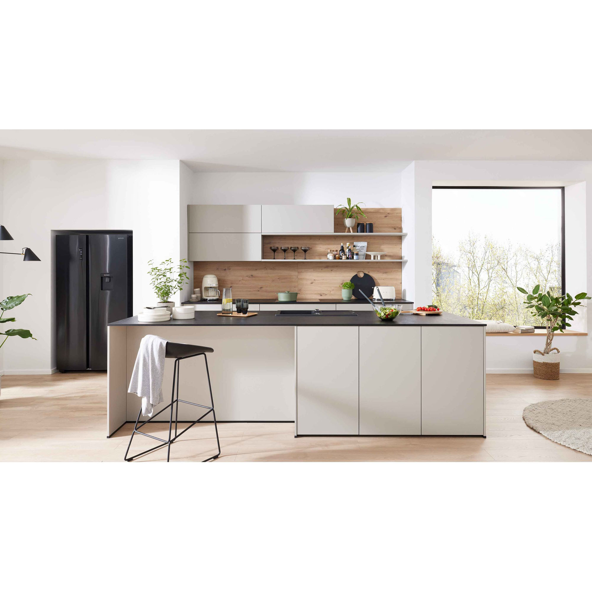 moderne Küche in Achatgrau mit Holzrückwand, Kücheninsel und Side-by-Side Kühlschrank