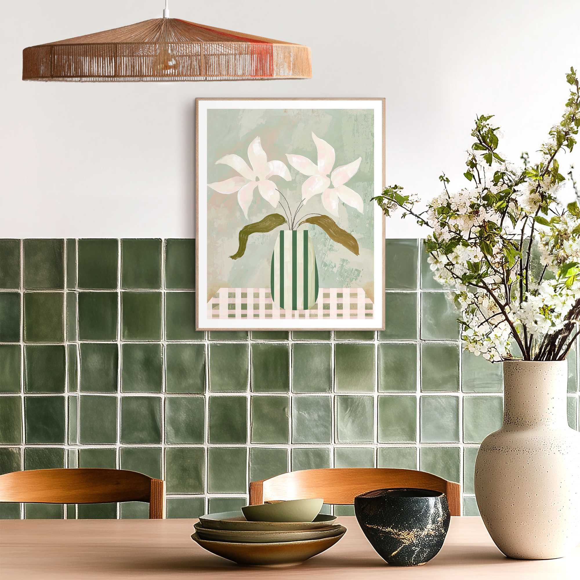 Das Wandbild „Table Flowers“ in Grün, 40 × 50 cm, hängt in einem eingerichteten Wohnraum und zeigt die Größenwirkung an der Wand.