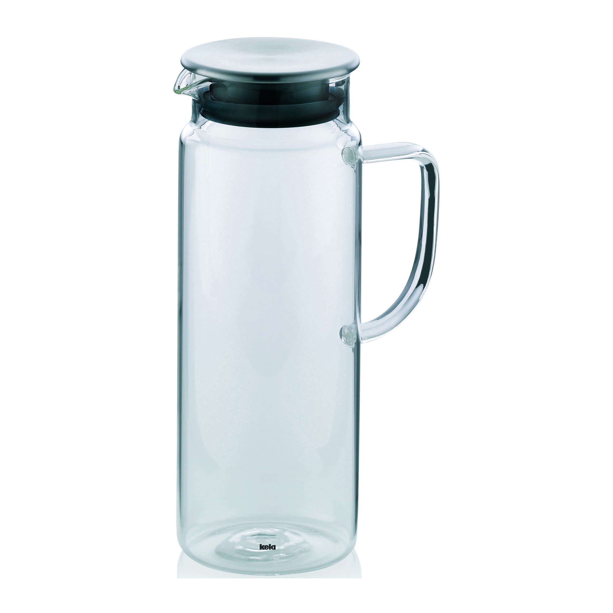 Hoher transparenter Saftkrug mit seitlichem Henkel und dunklem Deckel vor weißem Hintergrund