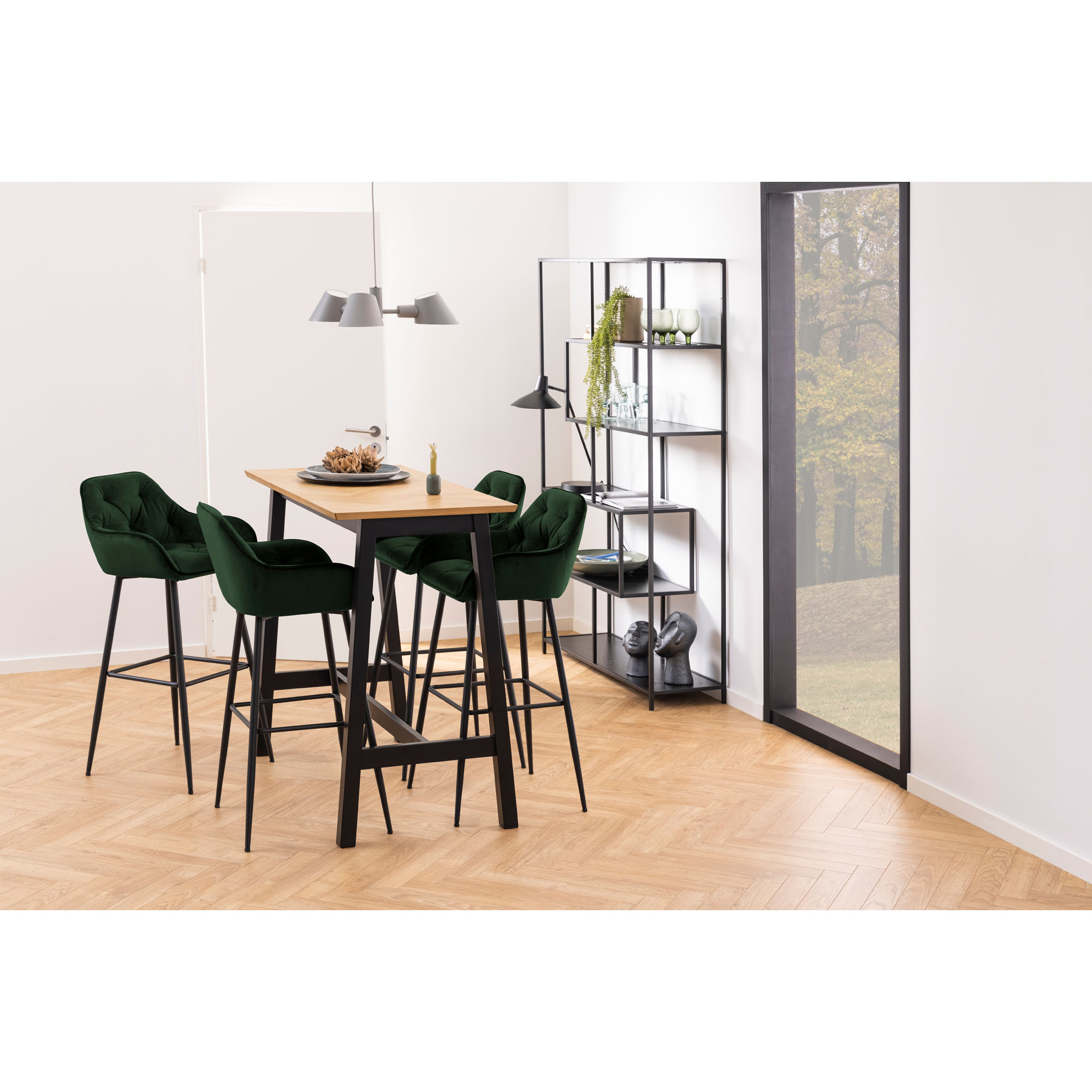 Barhocker mit waldgrünem Samtbezug und schwarzem Gestell, dekoriert an einem Tisch im Wohnbereich