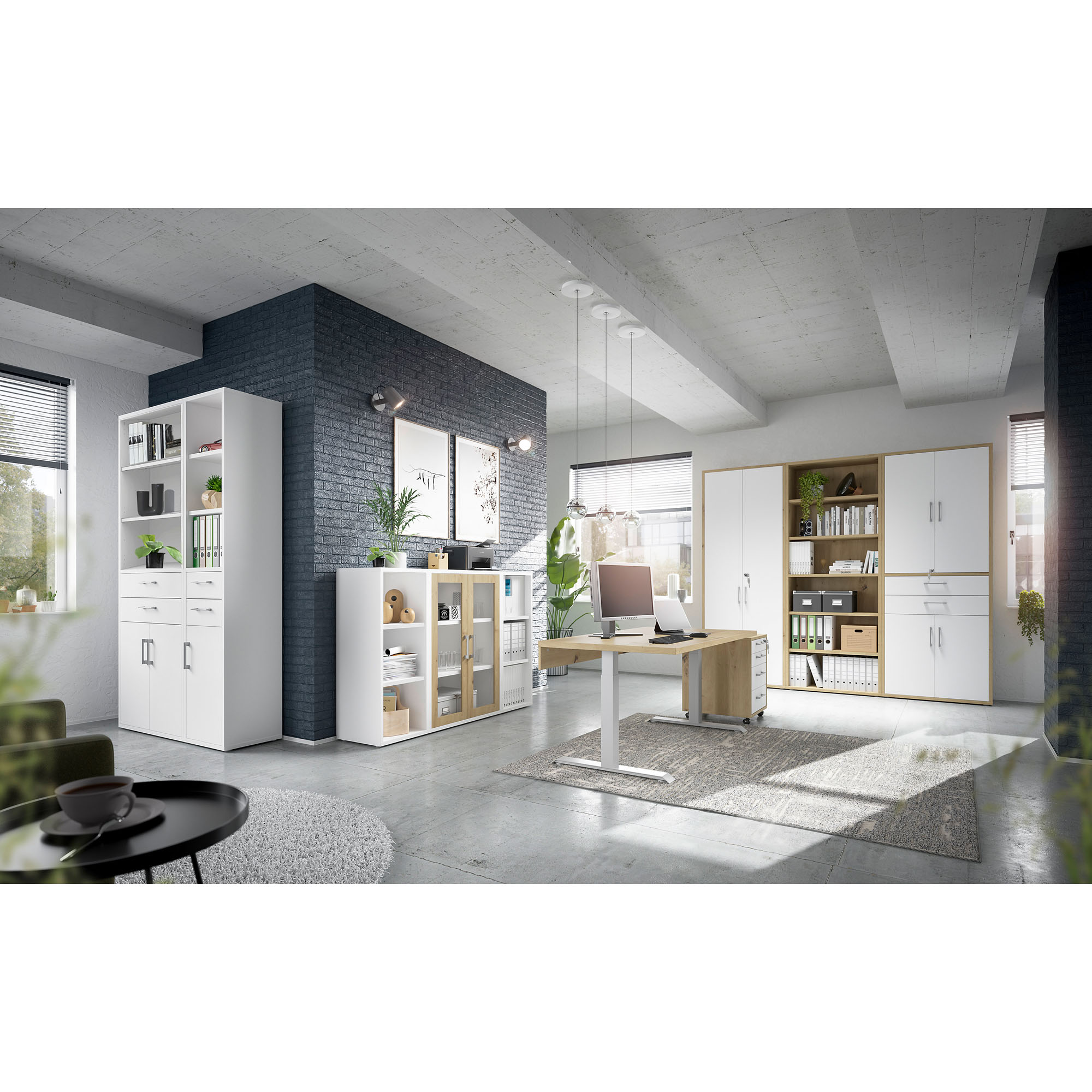 Weißes Regal als Teil einer modernen Büroeinrichtung mit weiteren Möbeln in Weiß und Eiche, helles und geräumiges Arbeitszimmer mit Lichteinfall