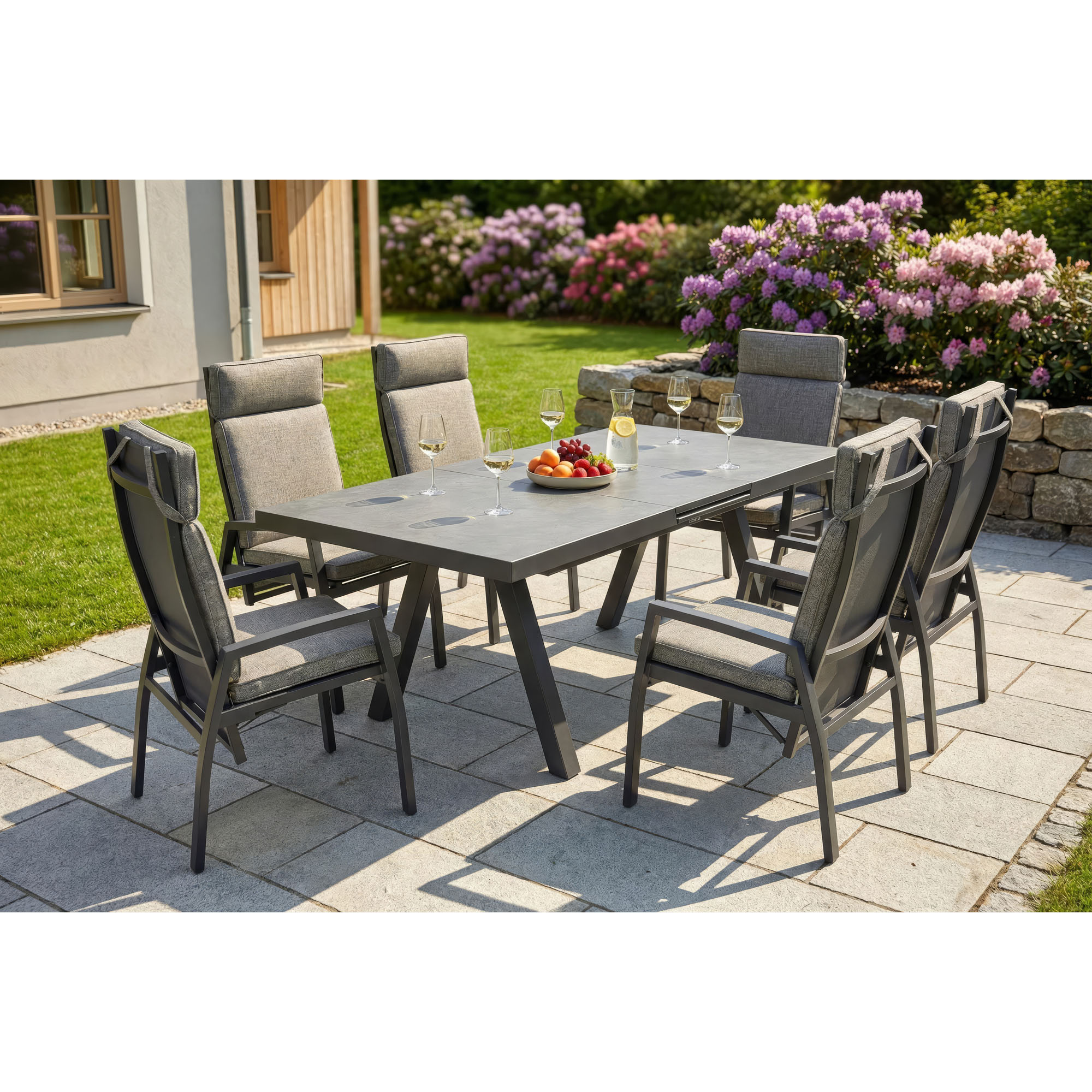 Hochlehner Gartenstühle an einem Gartentisch auf einer Terrasse im Außenbereich