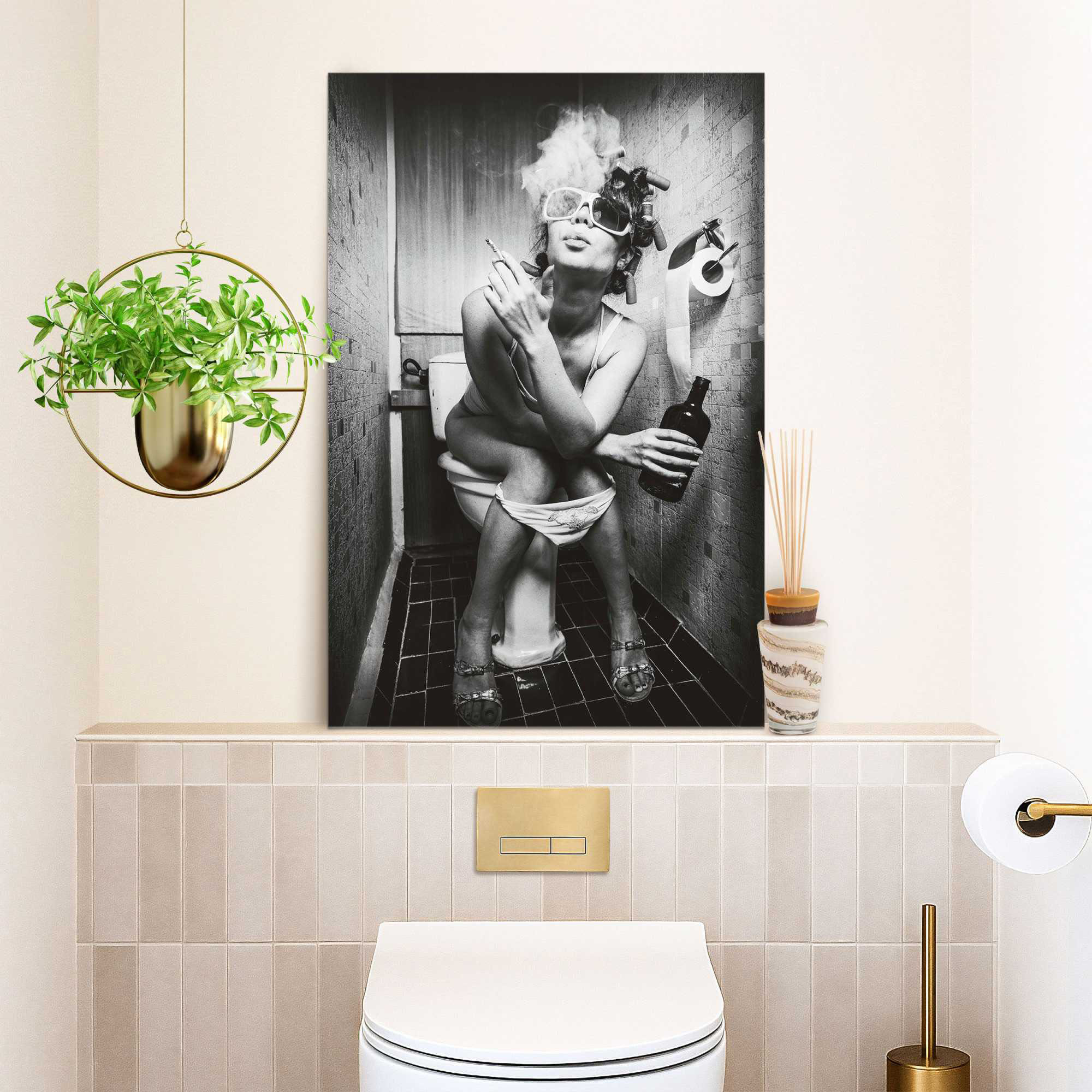 Das Wandbild „Toilet Pic“ in Schwarz-Weiß, 60 × 90 cm, hängt in einem eingerichteten Wohnraum und zeigt die Größenwirkung an der Wand.