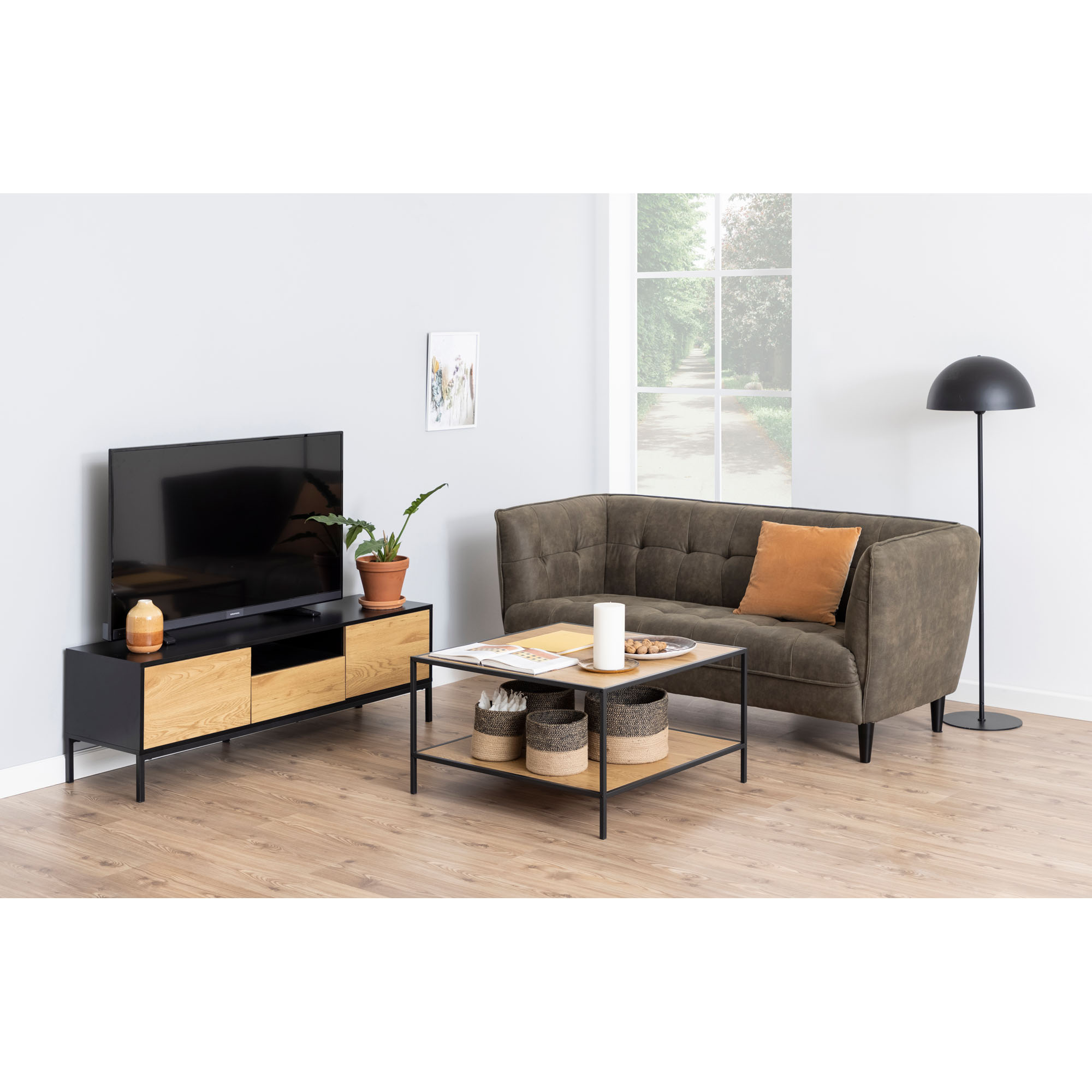 Moderner TV-Tisch mit schwarzem Korpus, Fronten in matter Wildeiche und schwarzem Metallgestell, dekoriert in einem Wohnzimmer