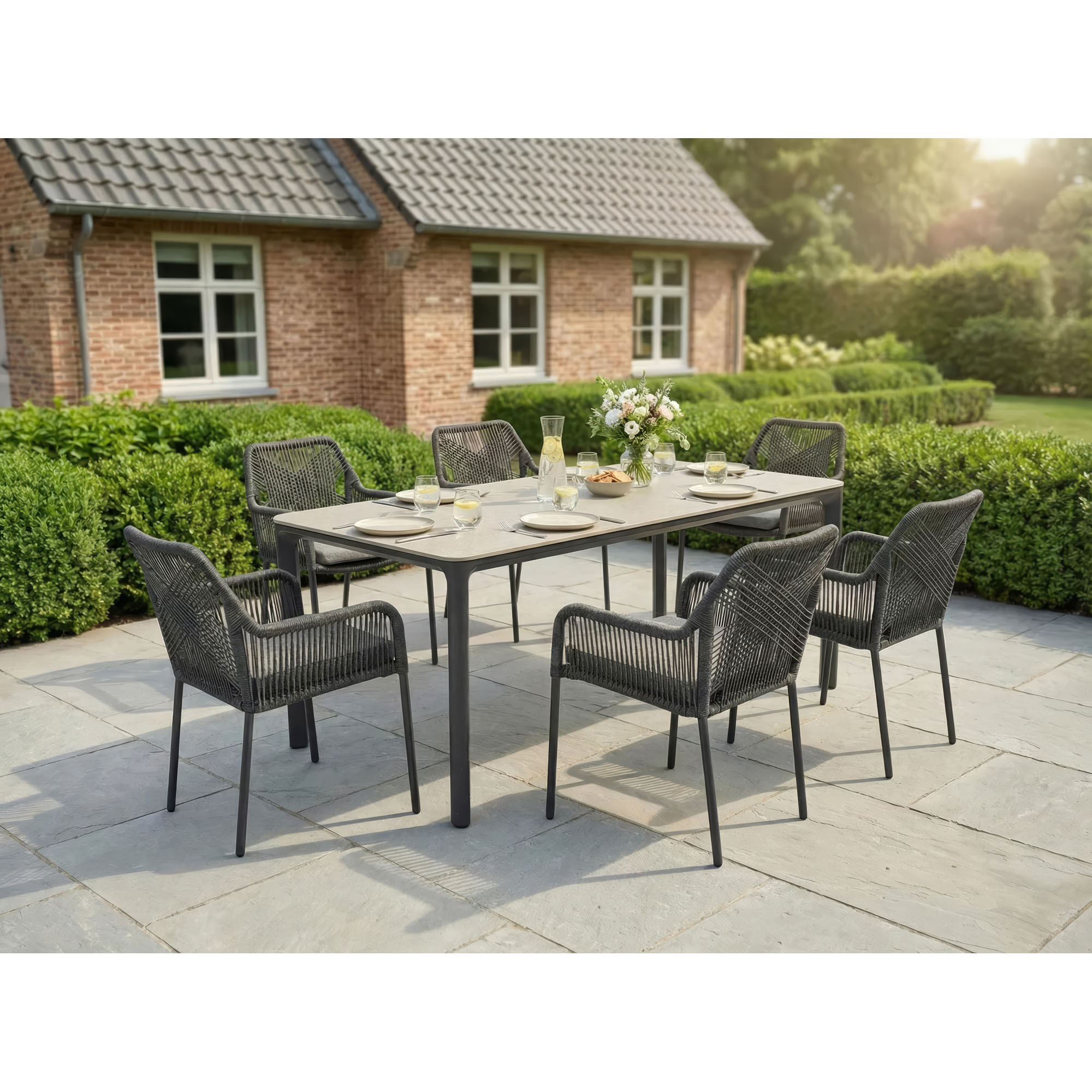 Mehrere Gartenstühle mit Tisch im Außenbereich auf einer Terrasse