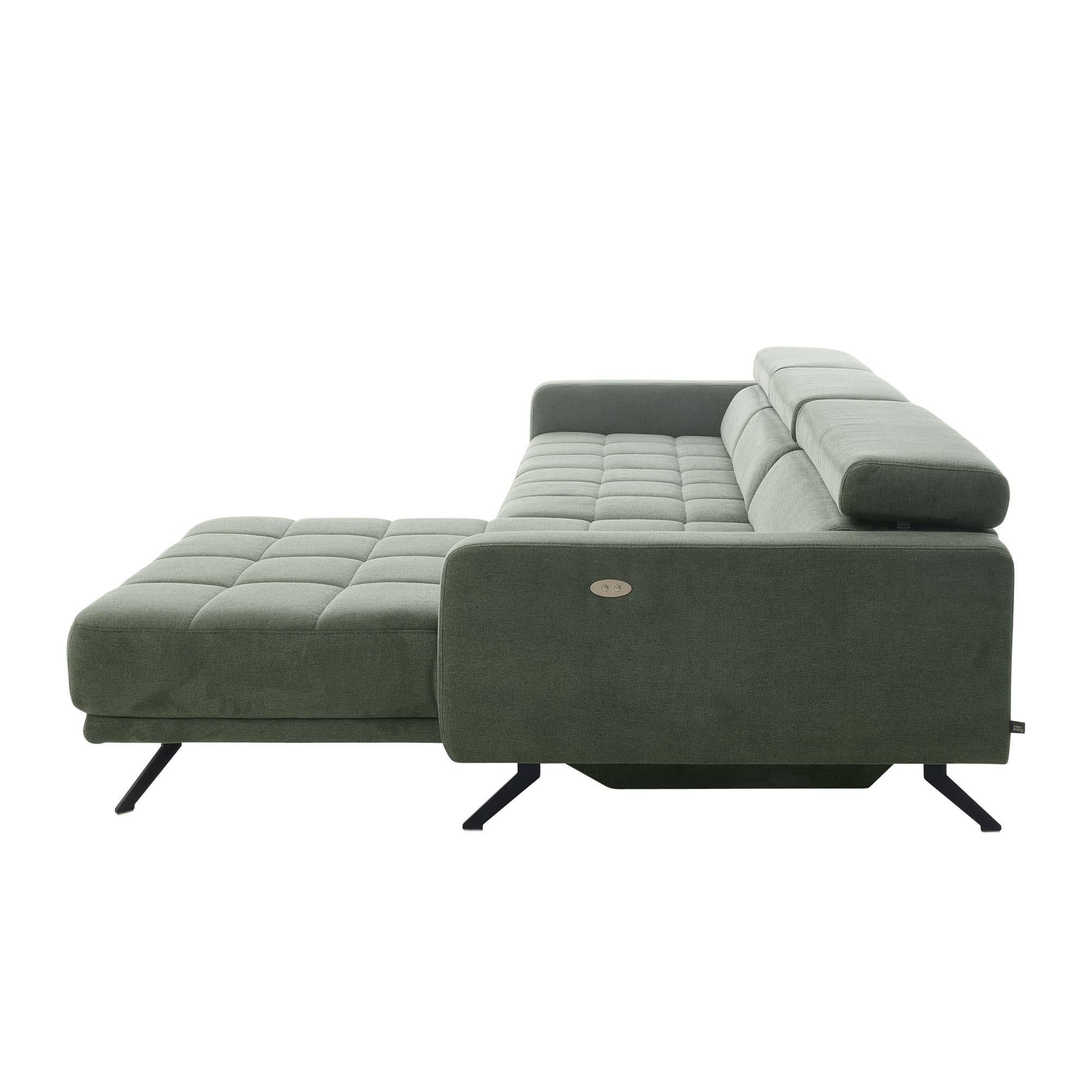 Seitenansicht eines grünen Ecksofas Interliving 4303 mit linker Recamiere, breiter Armlehne und schwarzen Metallfüßen