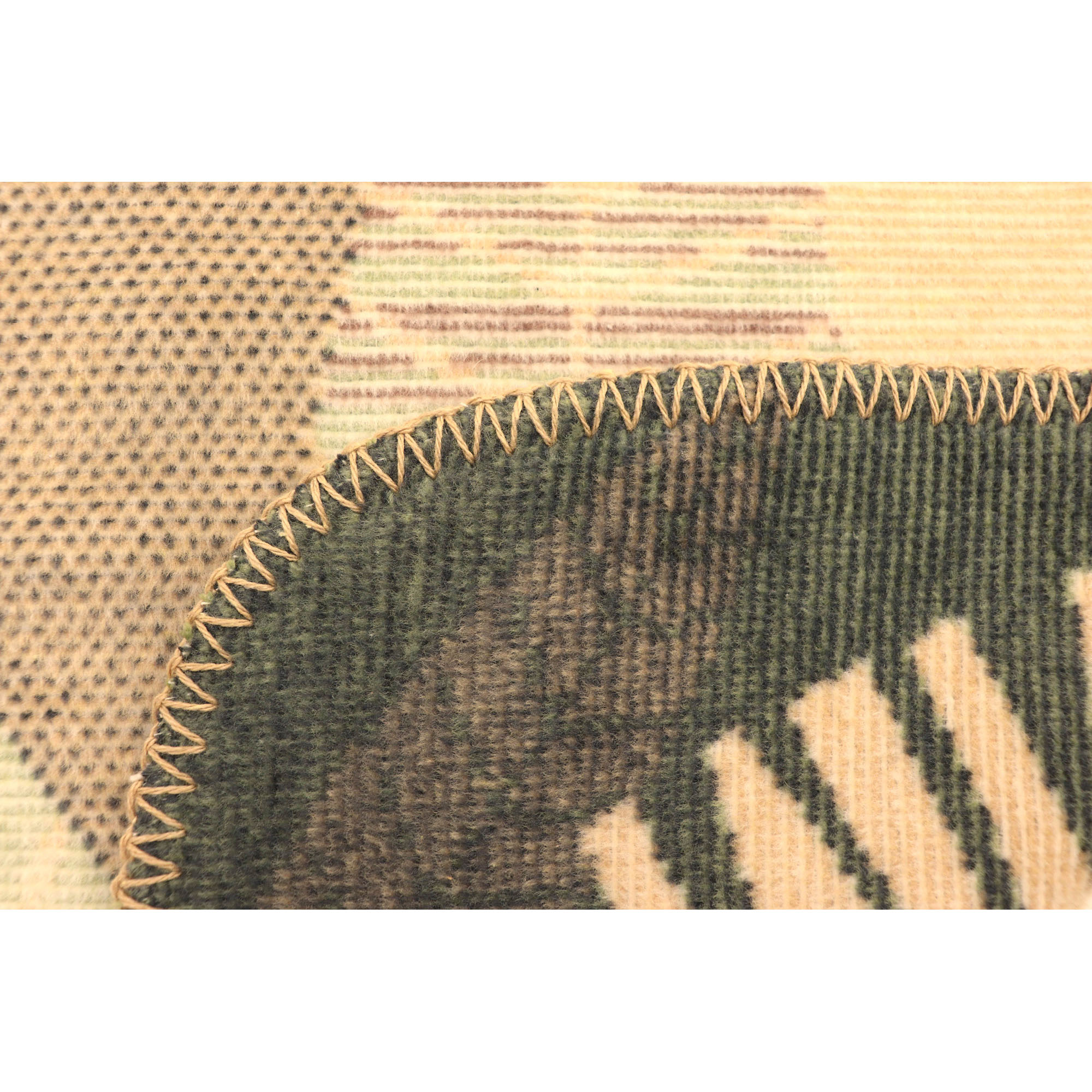 Detail der Babydecke Little King mit dunkelbraunem Motiv auf Ockergelb und eng gesetzter Kettelnaht.