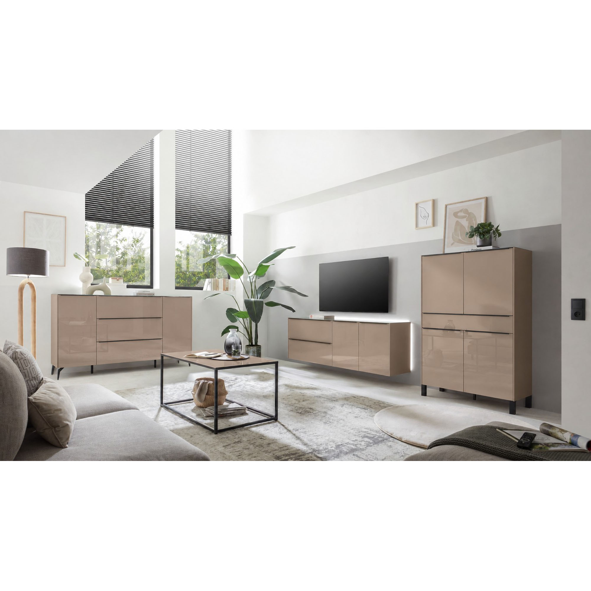 Musterring Set One Reno Highboard in Taupe, kombiniert mit passenden Wohnzimmermöbeln, einem Couchtisch und einer grauen Sofalandschaft in einem modernen Wohnbereich.
