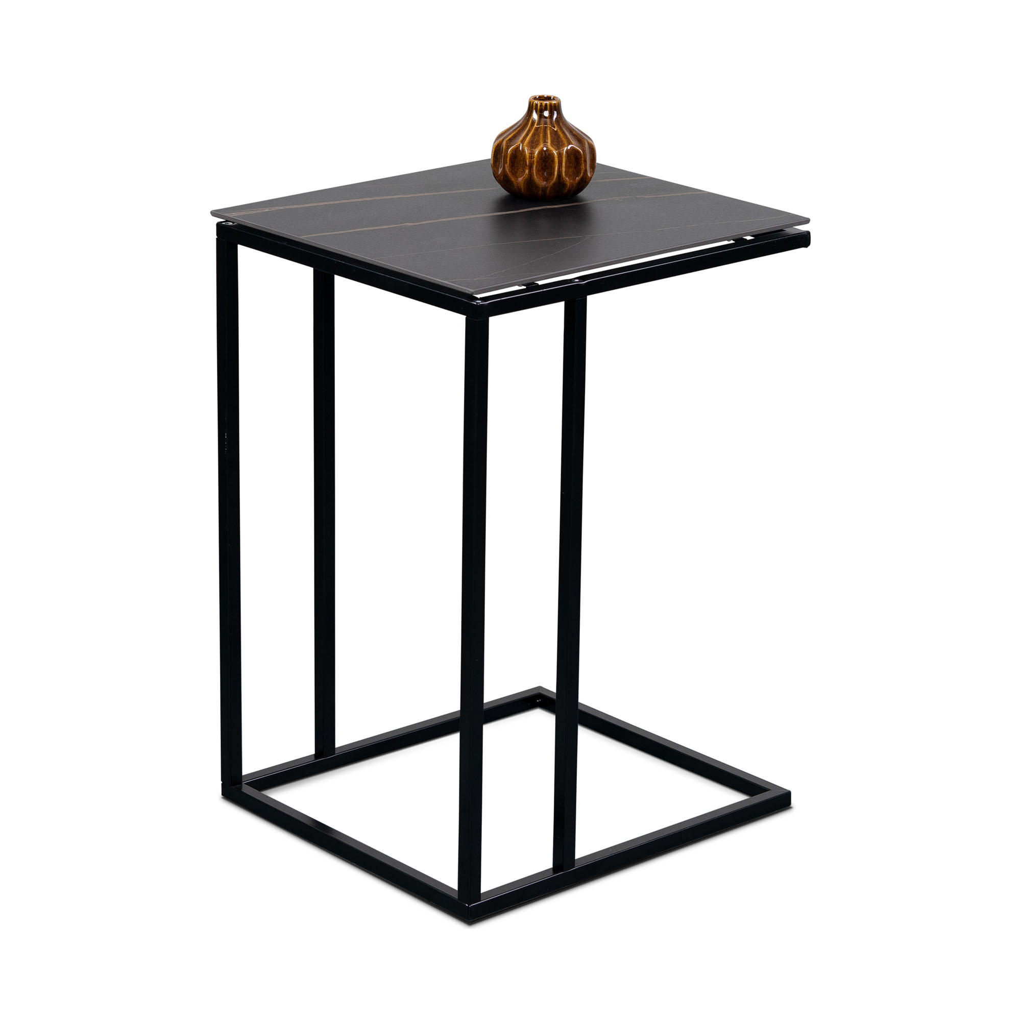 Schwarzer Beistelltisch mit quadratischer Keramikplatte und filigranem Metallgestell, darauf eine kleine braune Dekovase, vor weißem Hintergrund